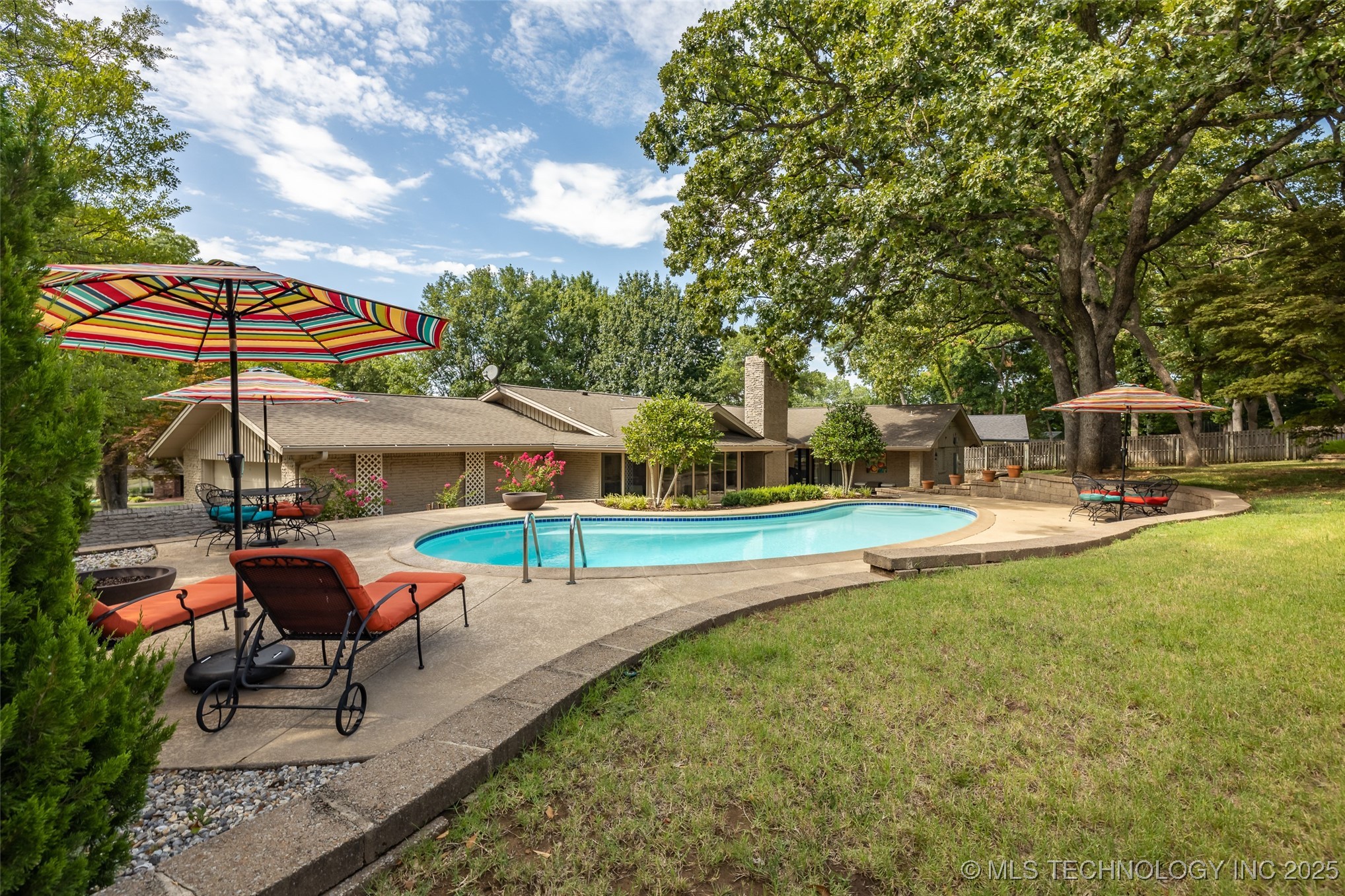 6129 S Knoxville Avenue