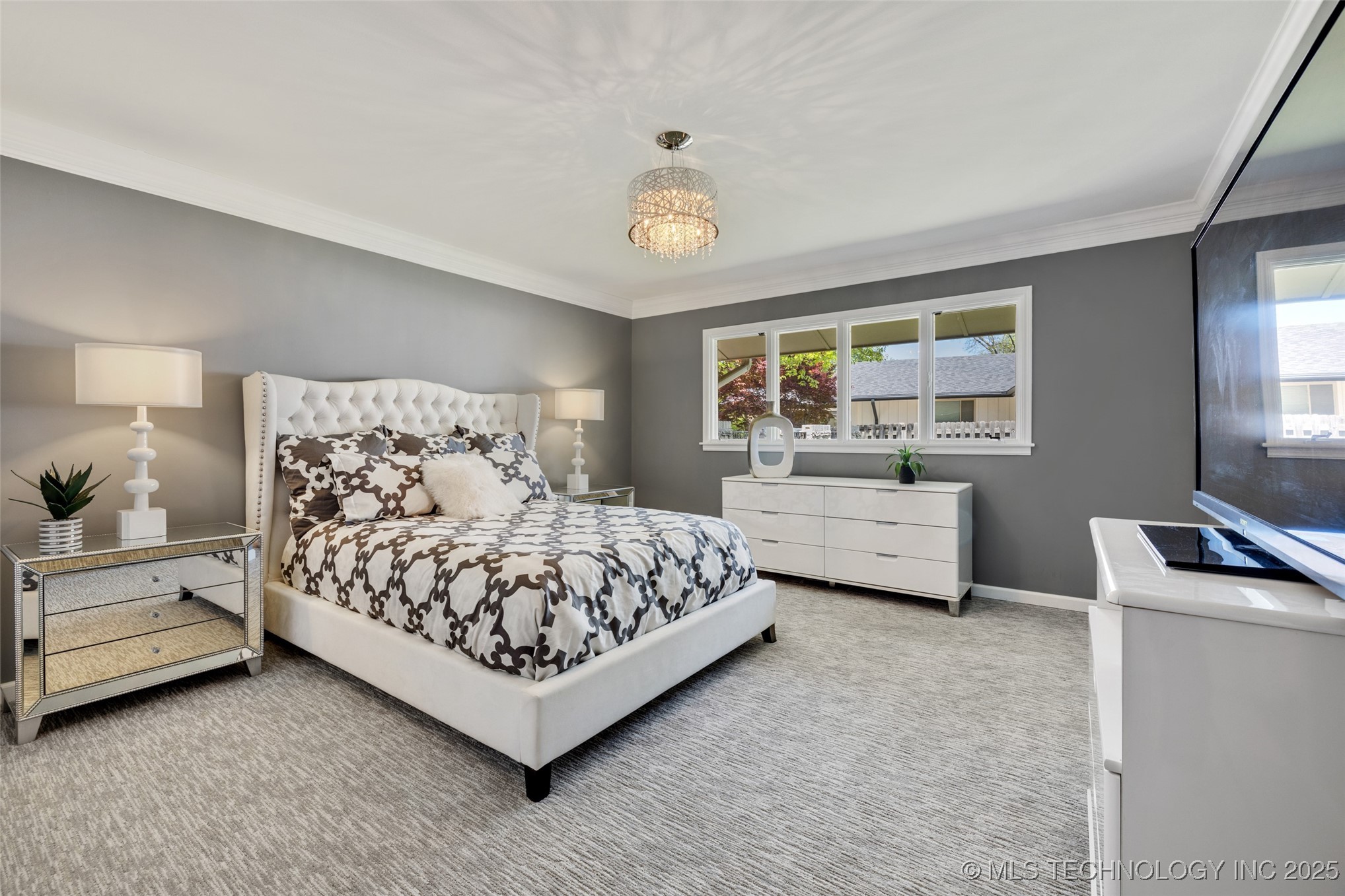 6129 S Knoxville Avenue