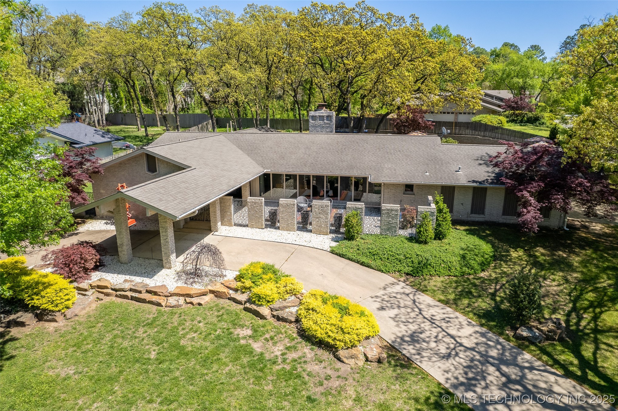 6129 S Knoxville Avenue