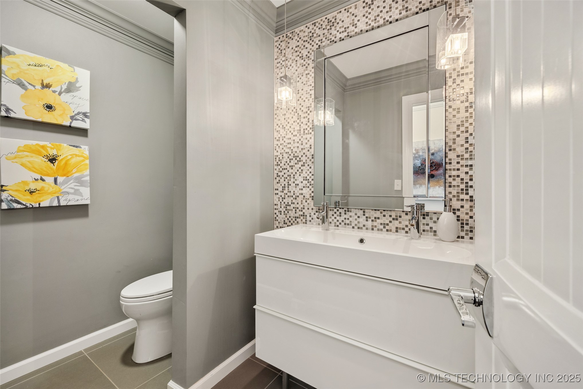 6129 S Knoxville Avenue