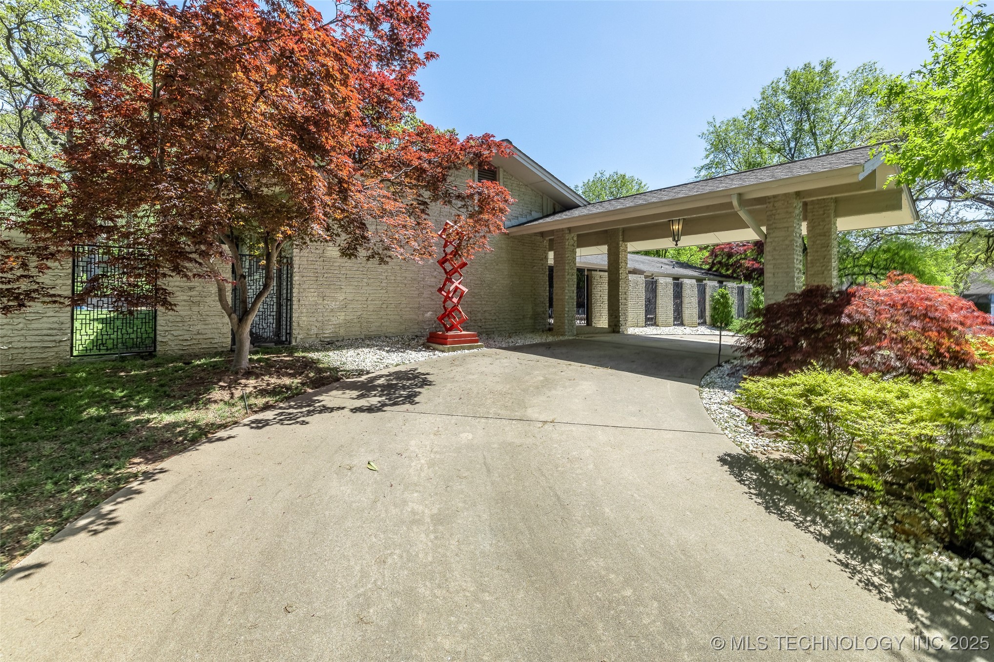 6129 S Knoxville Avenue