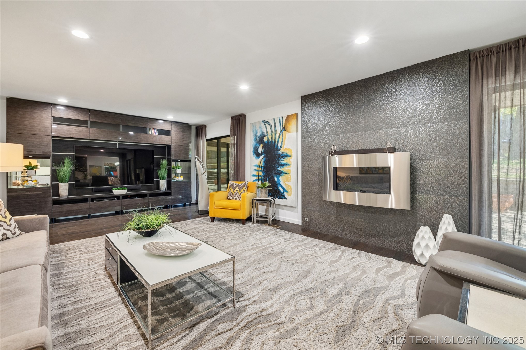 6129 S Knoxville Avenue