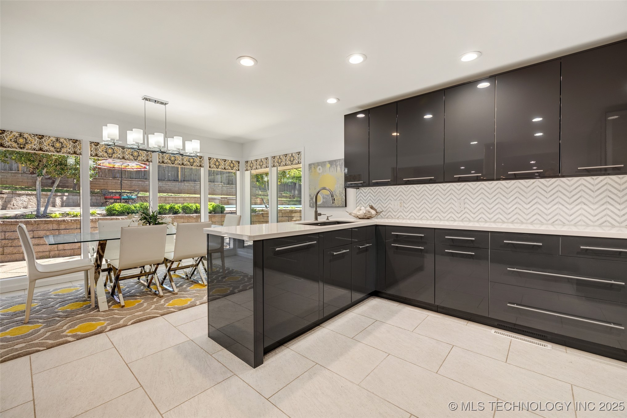 6129 S Knoxville Avenue