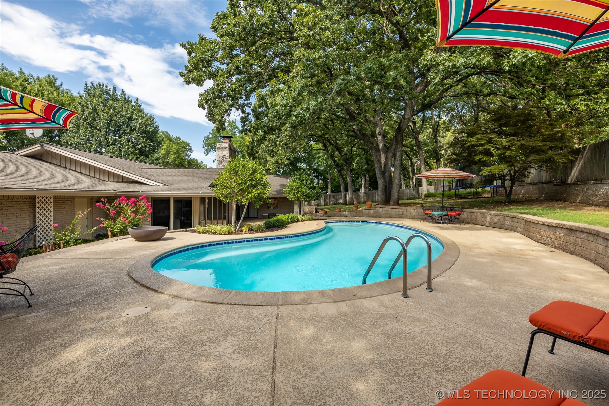 6129 S Knoxville Avenue