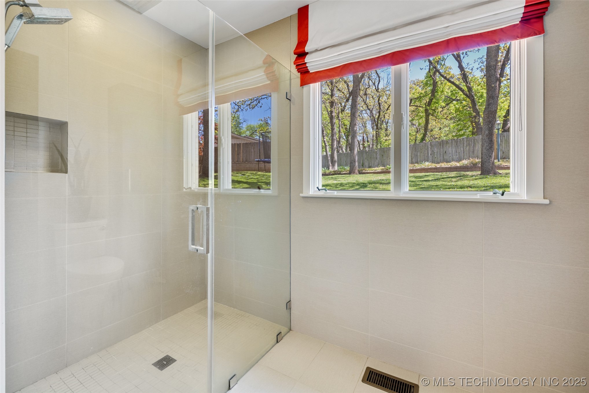 6129 S Knoxville Avenue