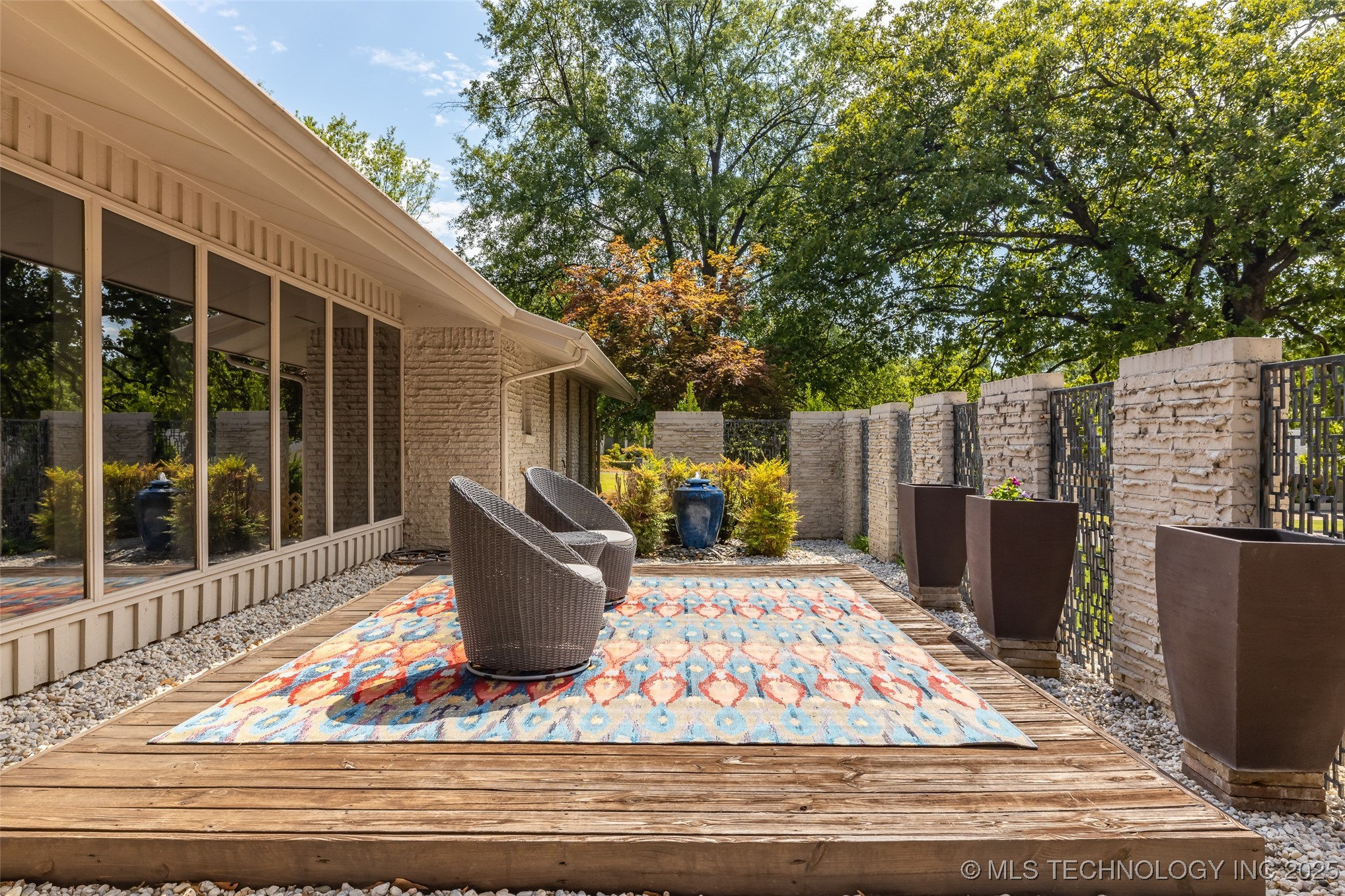 6129 S Knoxville Avenue