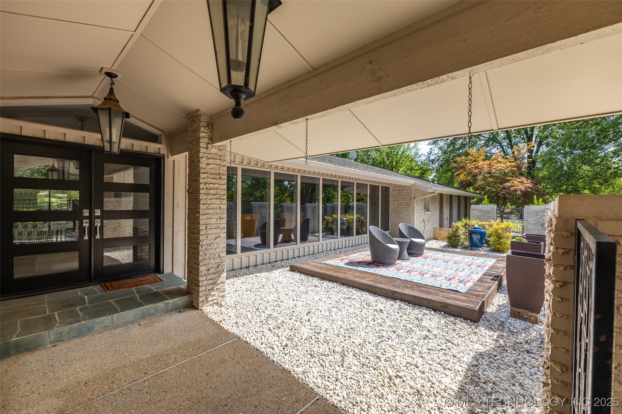 6129 S Knoxville Avenue