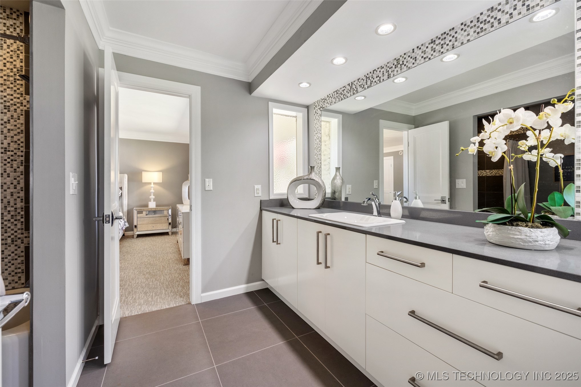 6129 S Knoxville Avenue