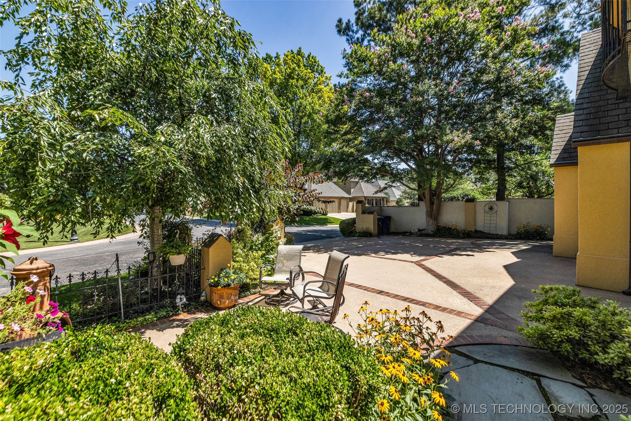 9805 S Vandalia Avenue