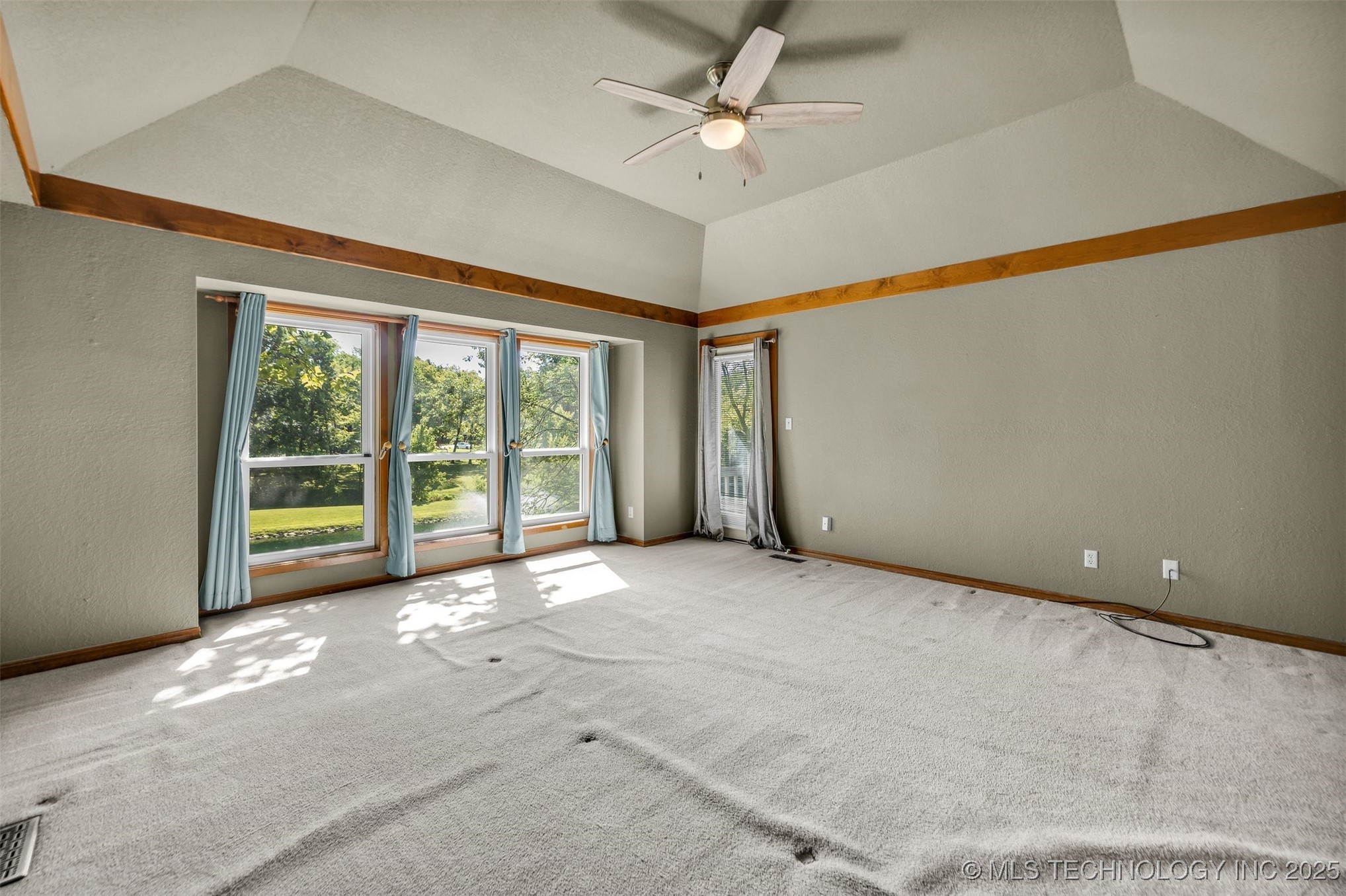 9513 S Lakewood Avenue