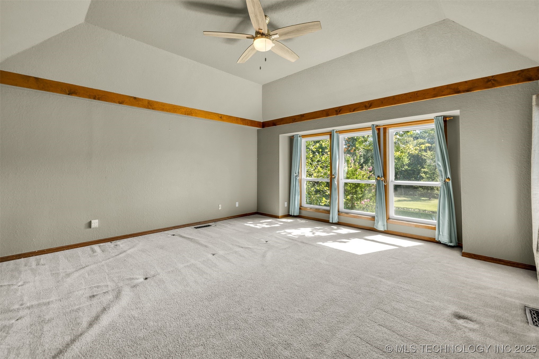 9513 S Lakewood Avenue