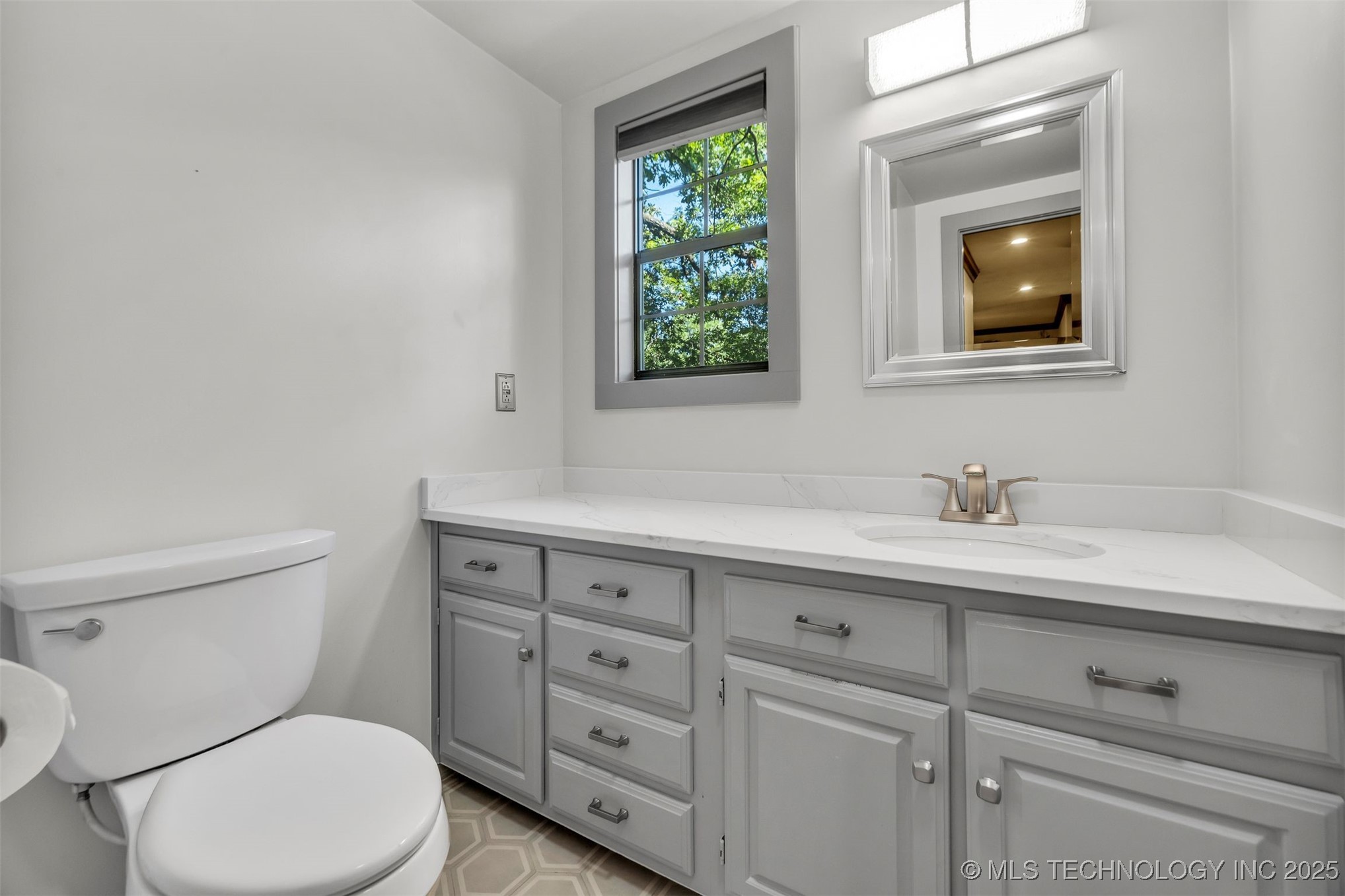 9513 S Lakewood Avenue