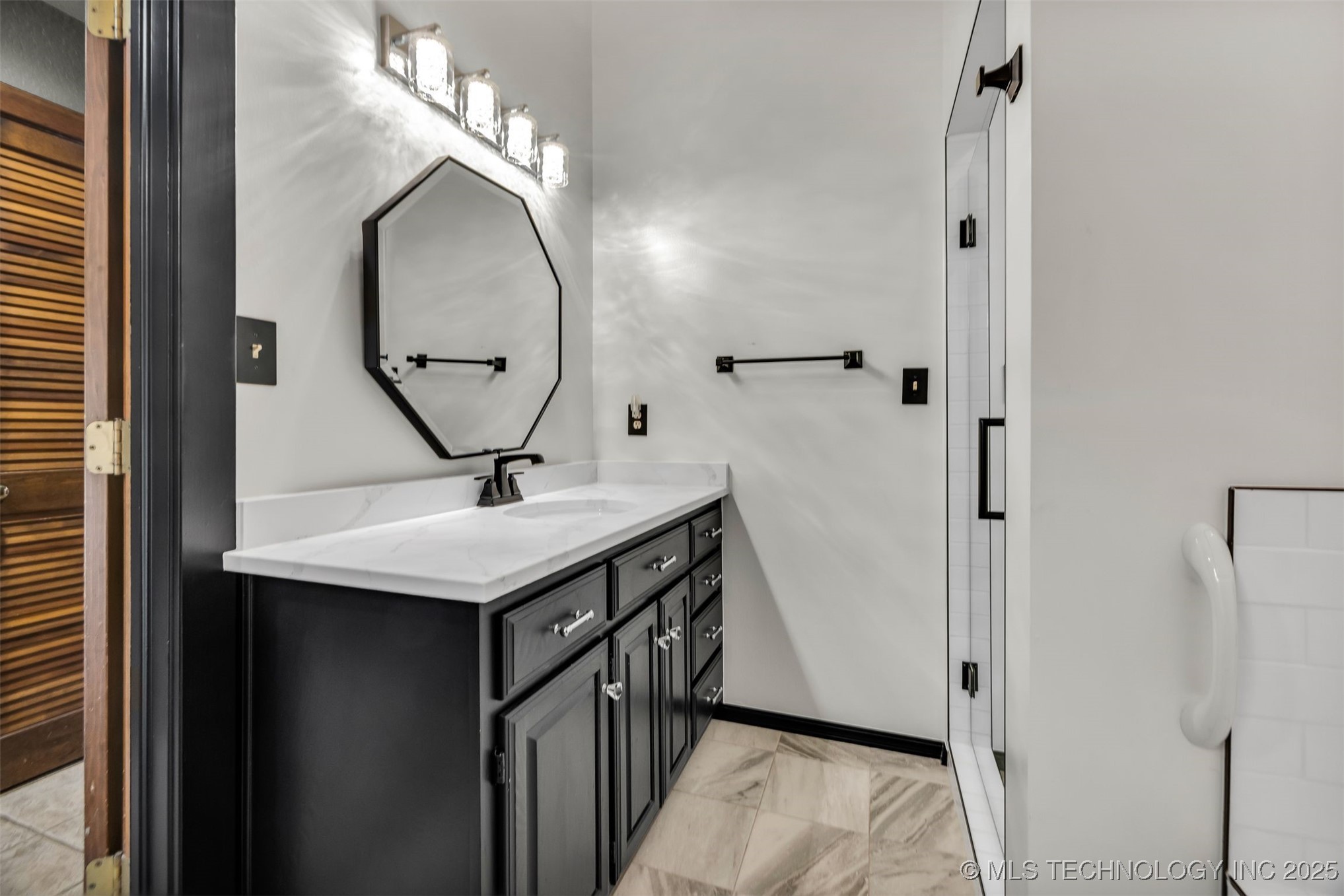 9513 S Lakewood Avenue