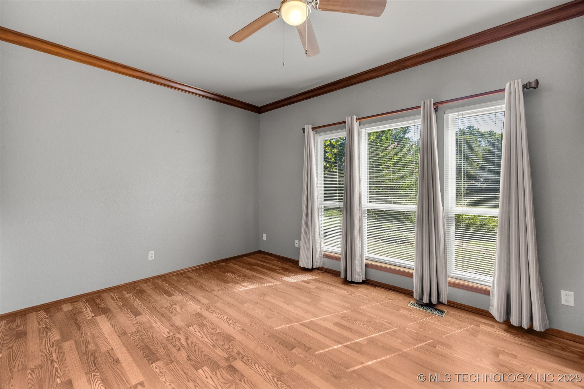 9513 S Lakewood Avenue