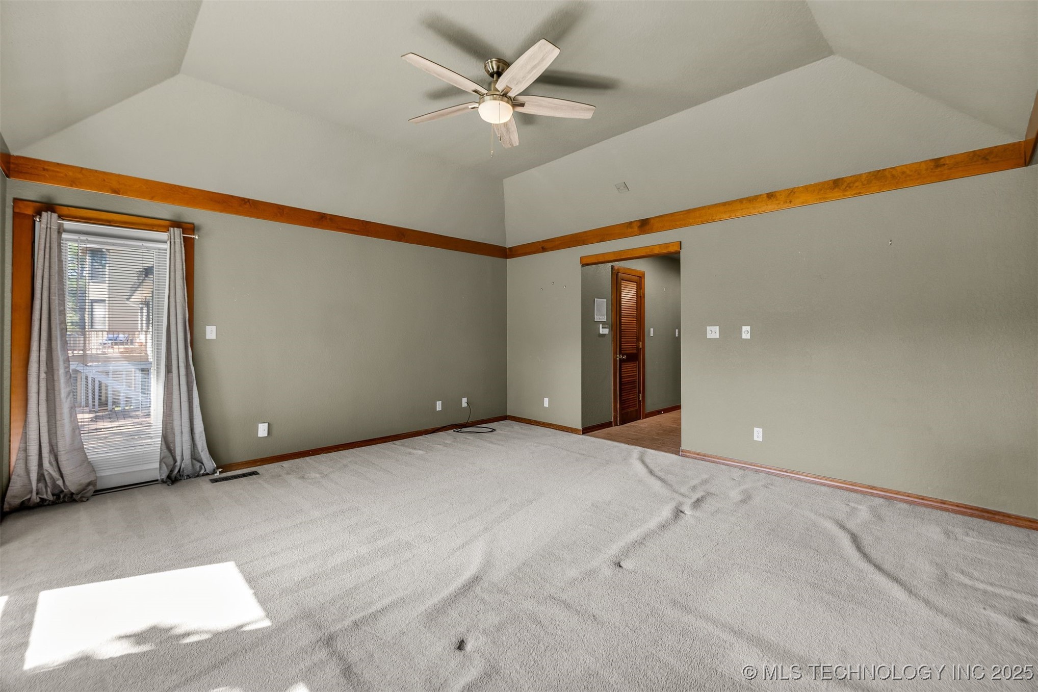 9513 S Lakewood Avenue