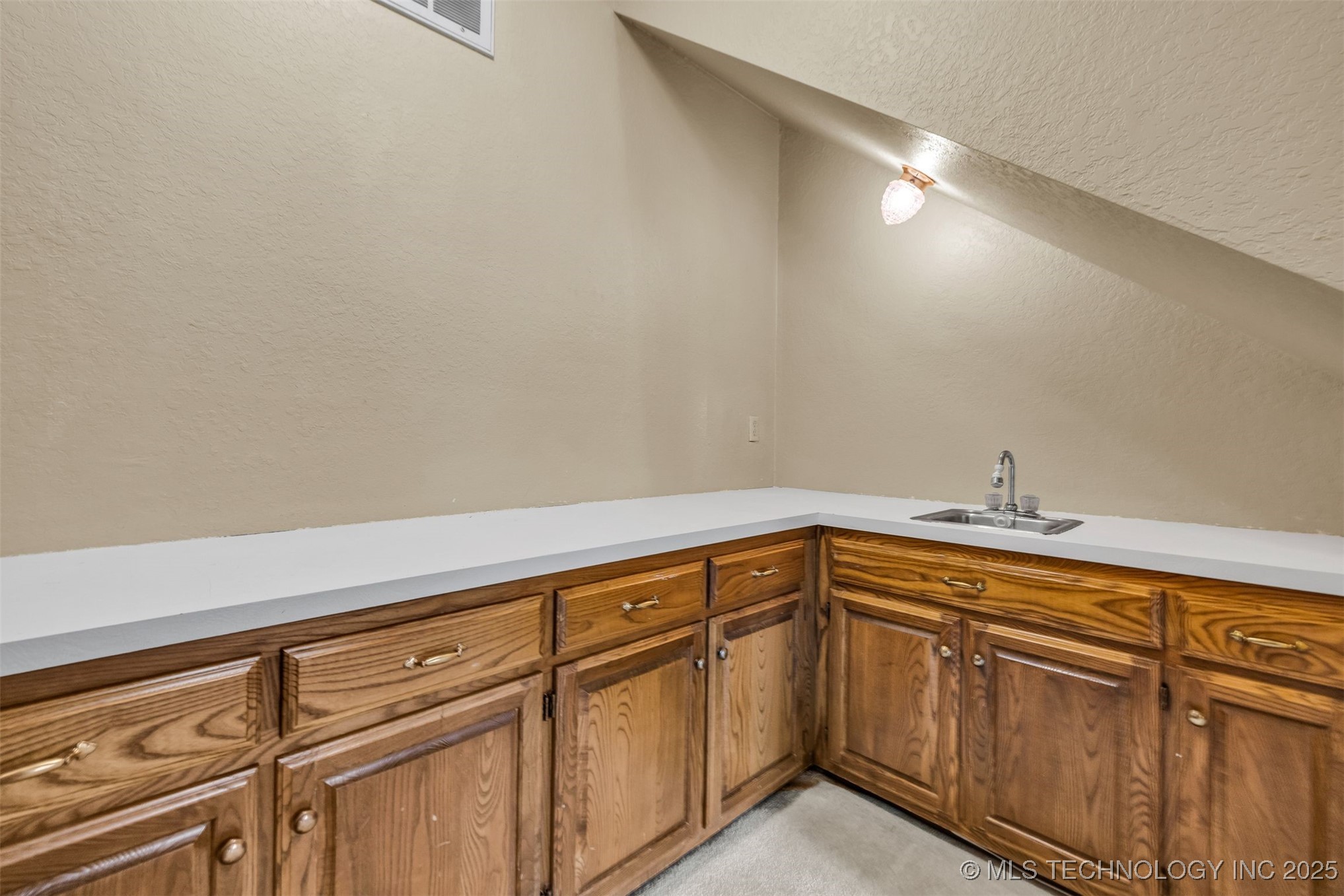 9513 S Lakewood Avenue