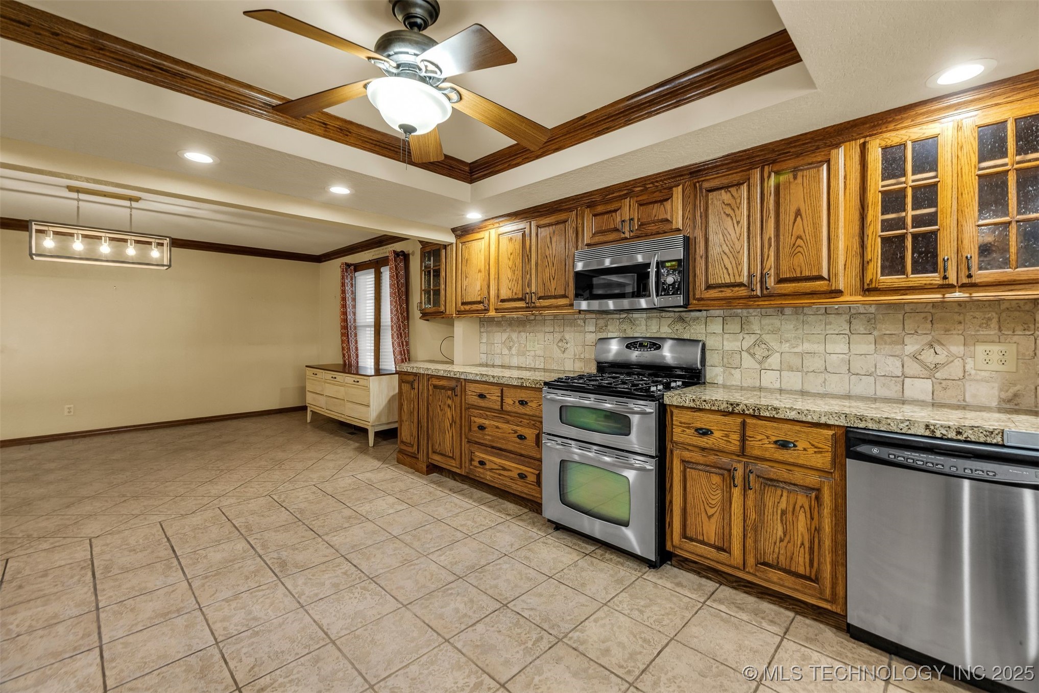 9513 S Lakewood Avenue