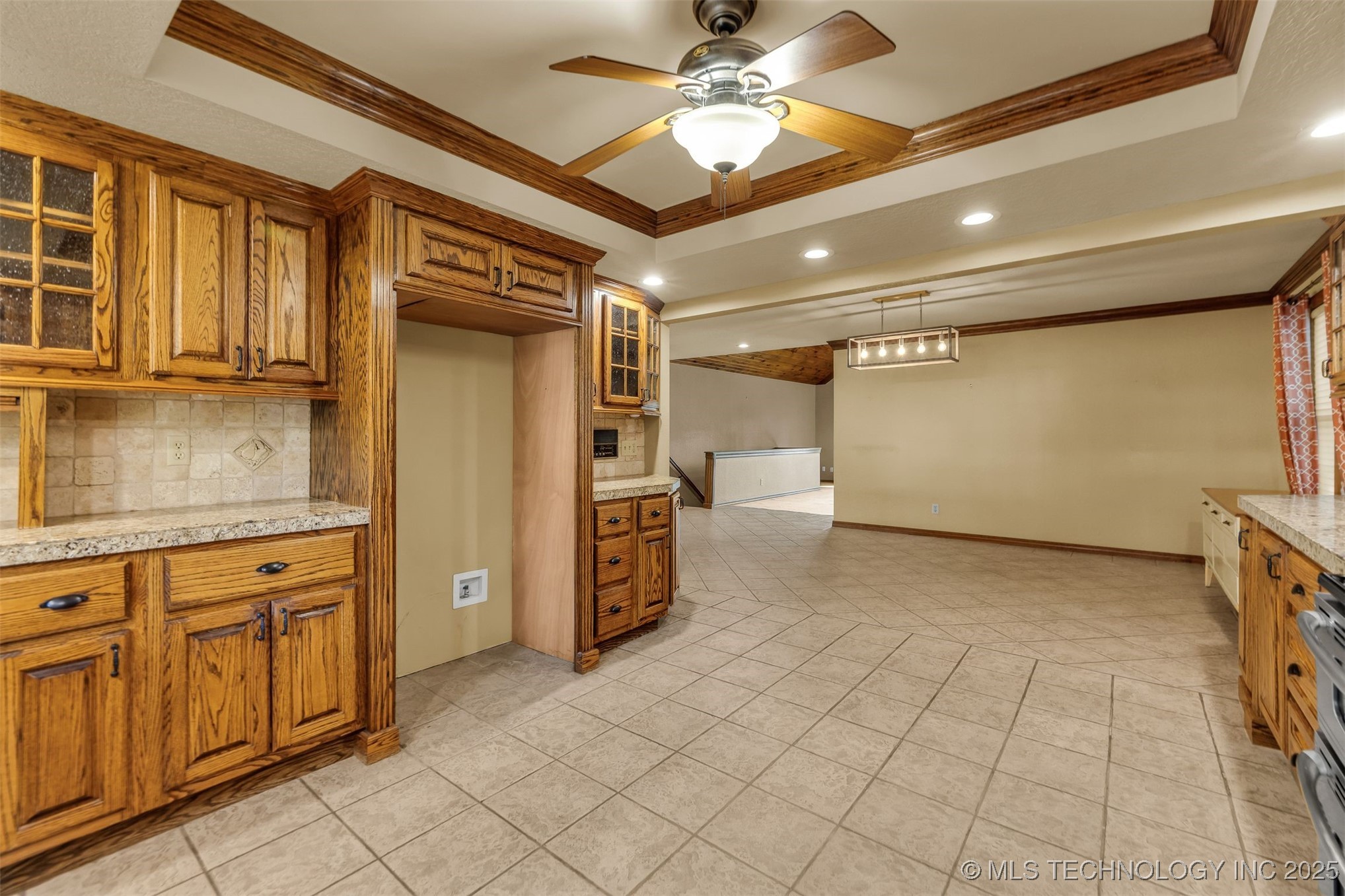 9513 S Lakewood Avenue