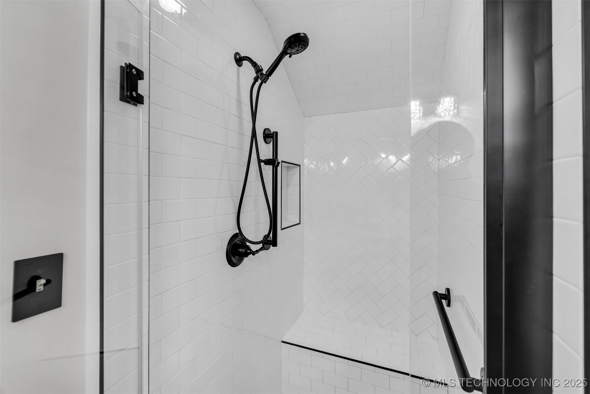 9513 S Lakewood Avenue