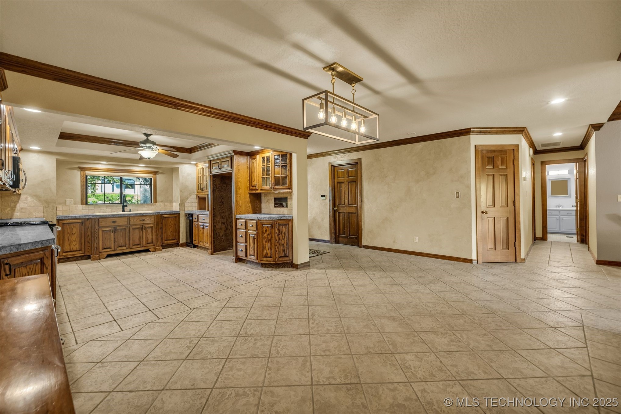 9513 S Lakewood Avenue