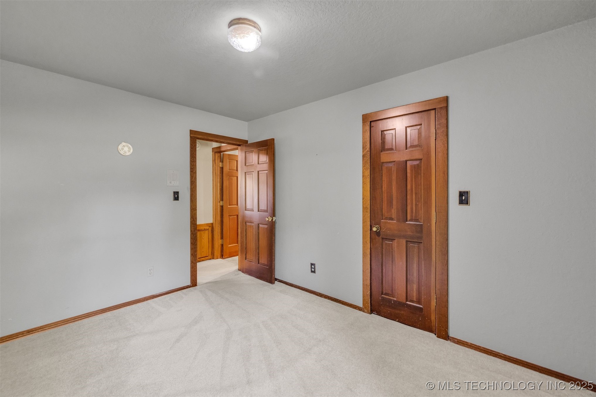 9513 S Lakewood Avenue