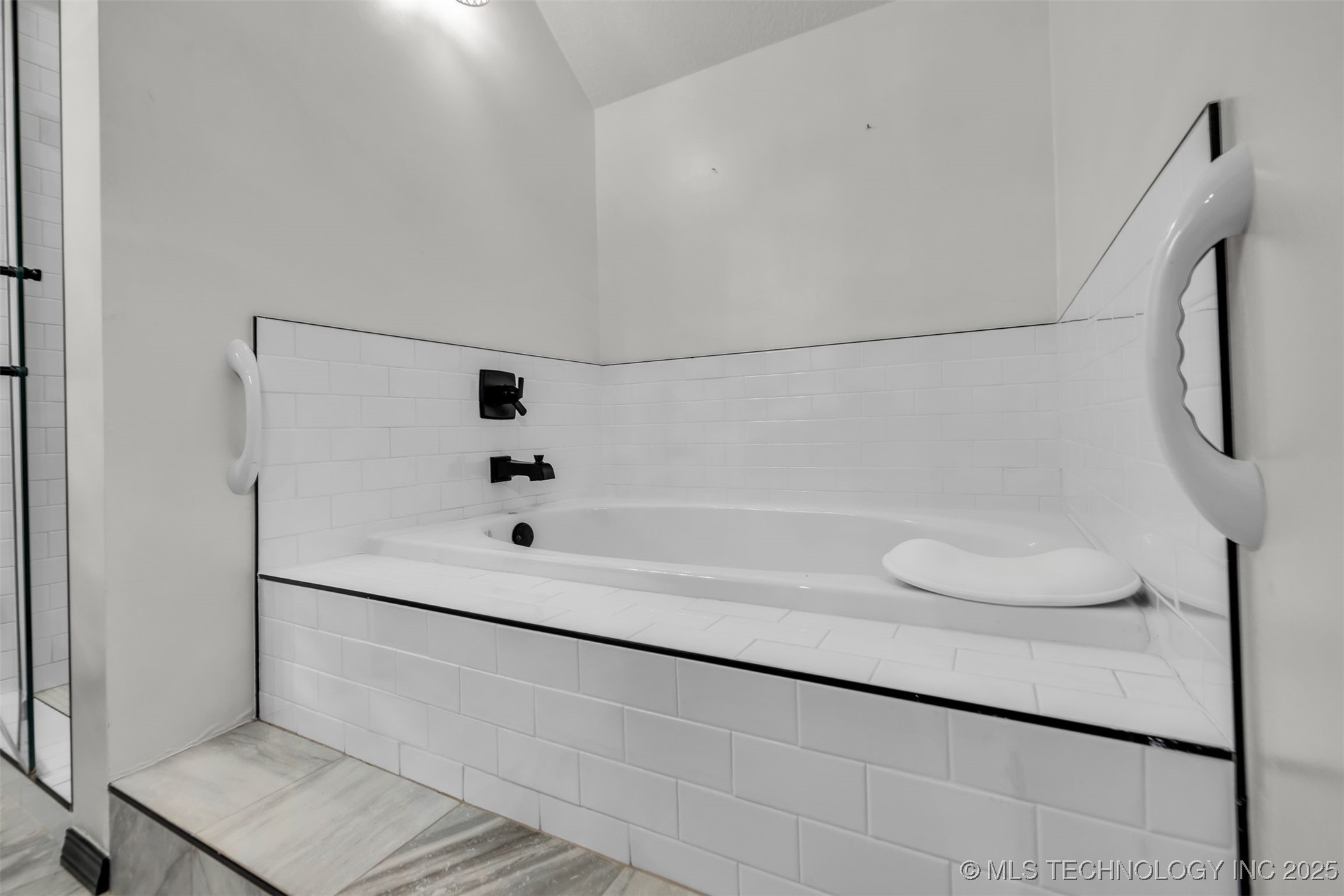 9513 S Lakewood Avenue