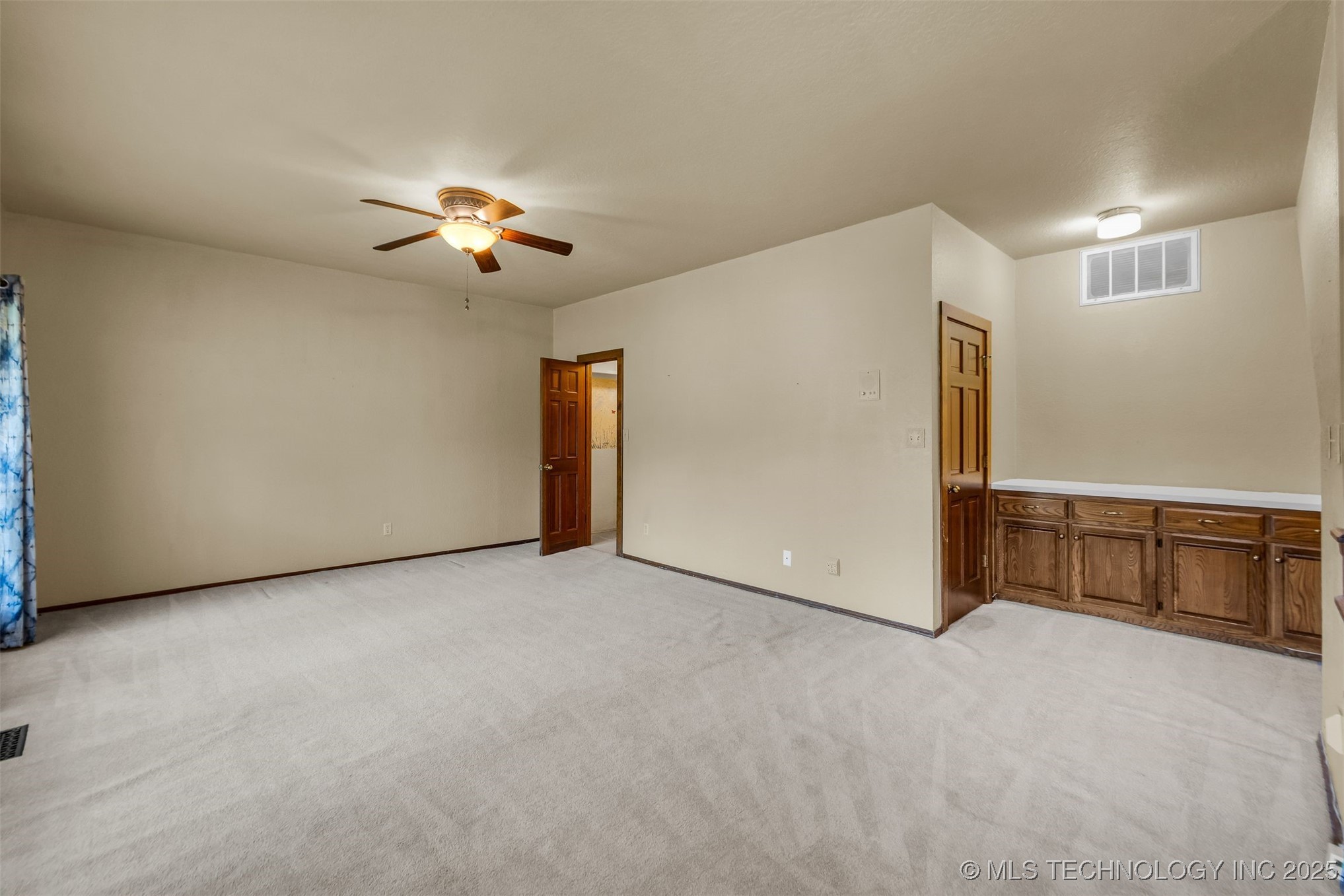 9513 S Lakewood Avenue