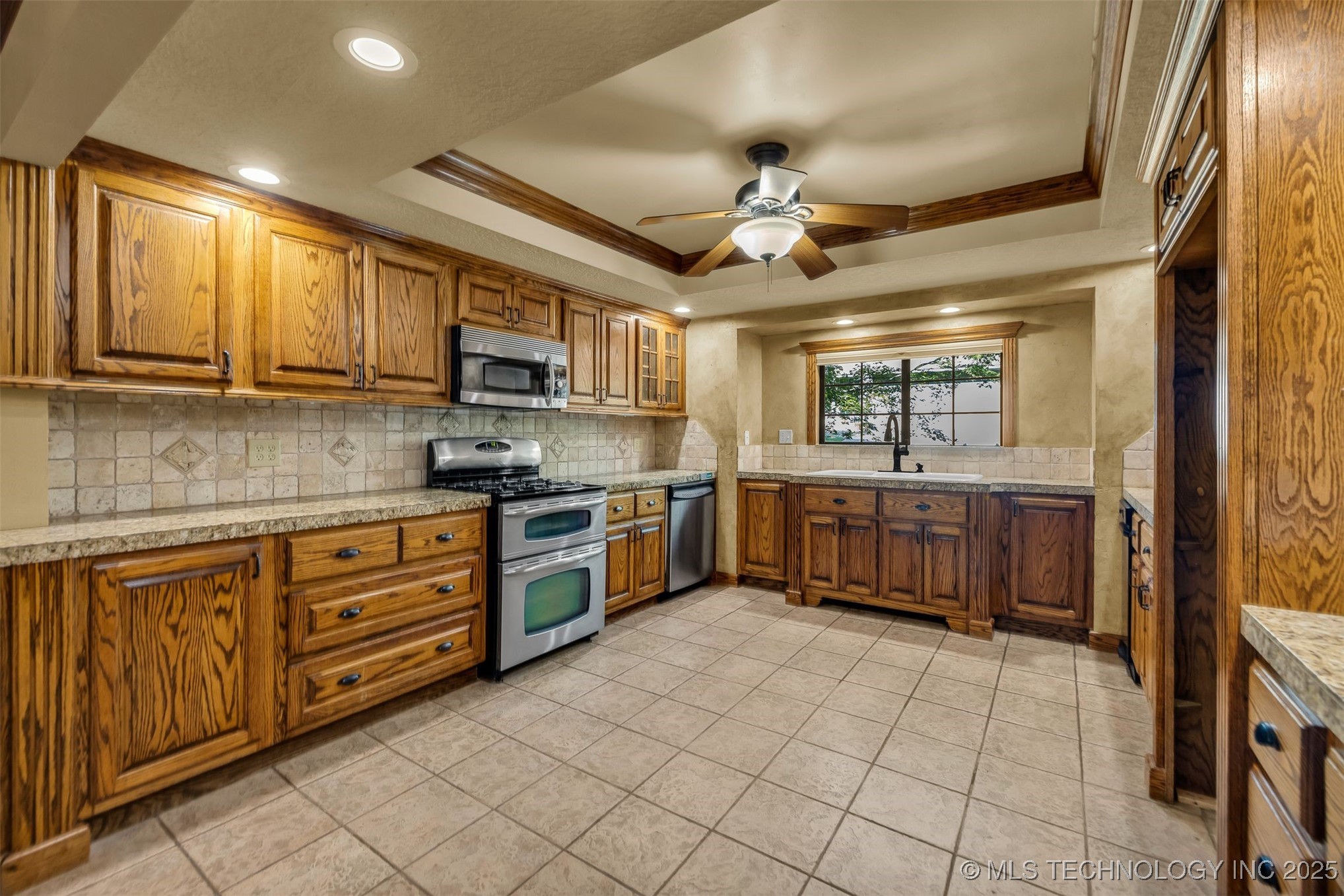 9513 S Lakewood Avenue