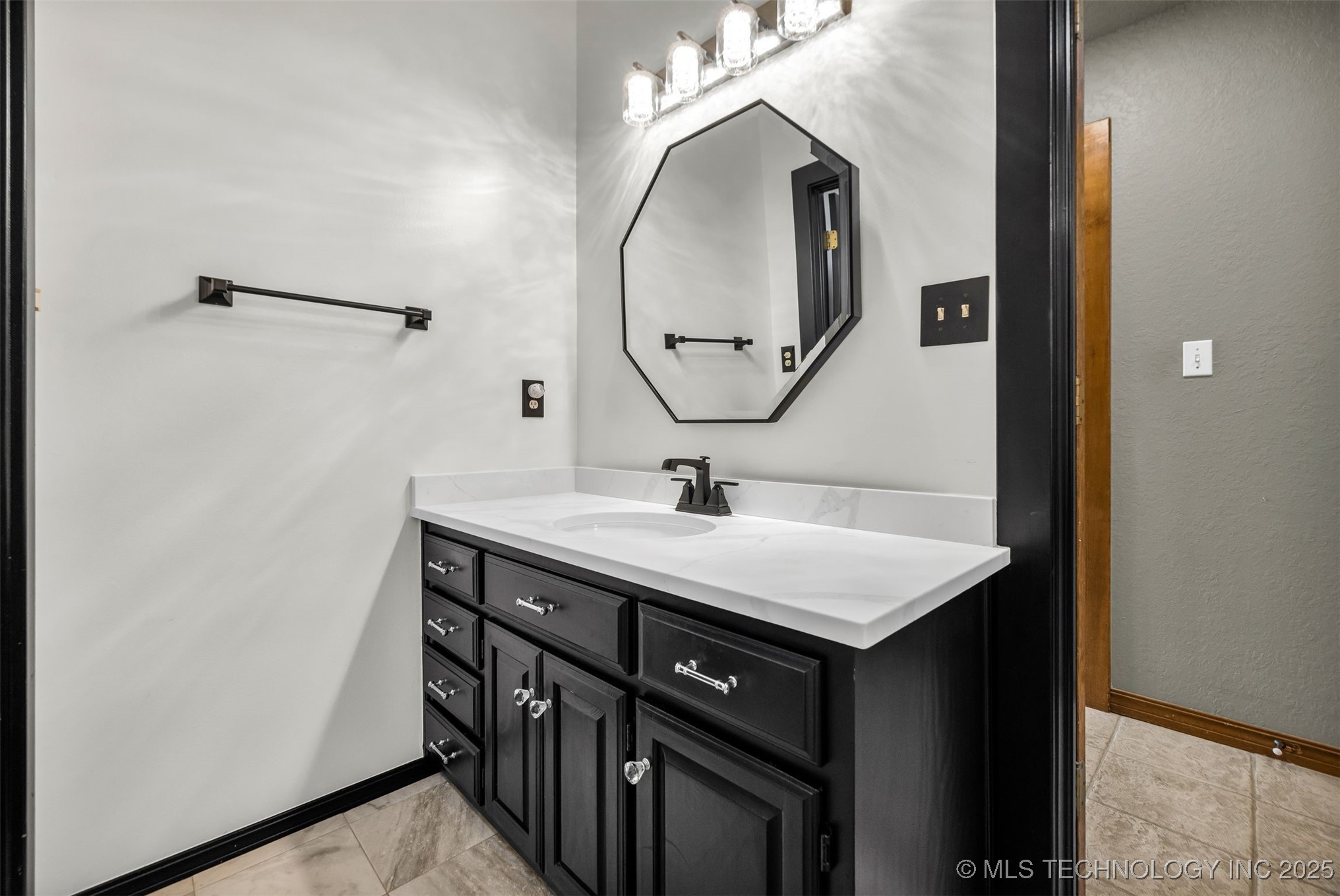 9513 S Lakewood Avenue