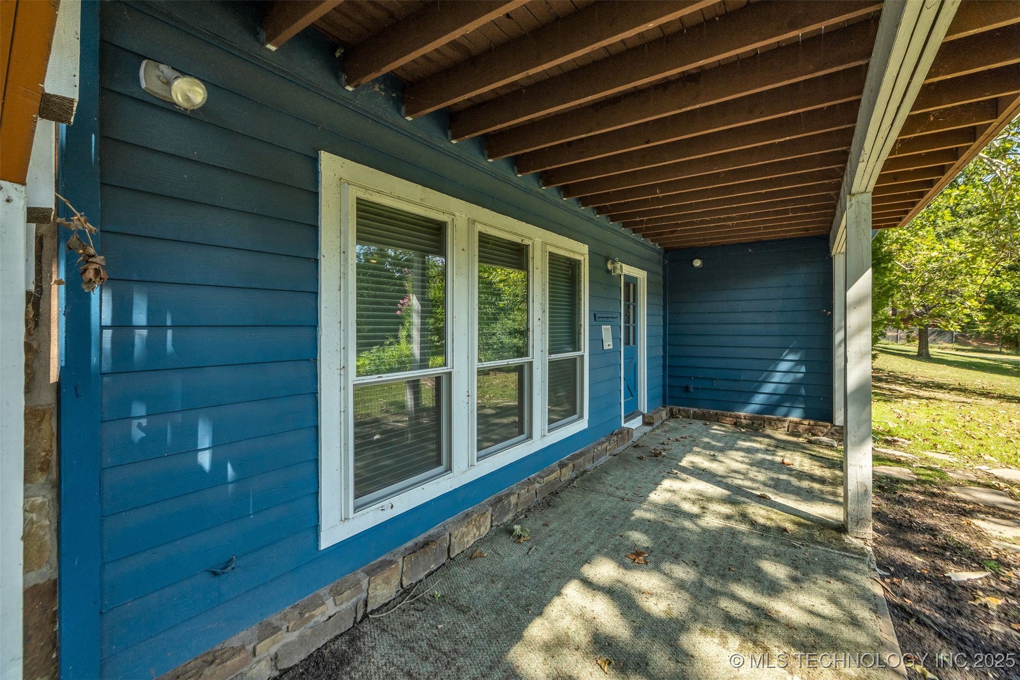 9513 S Lakewood Avenue