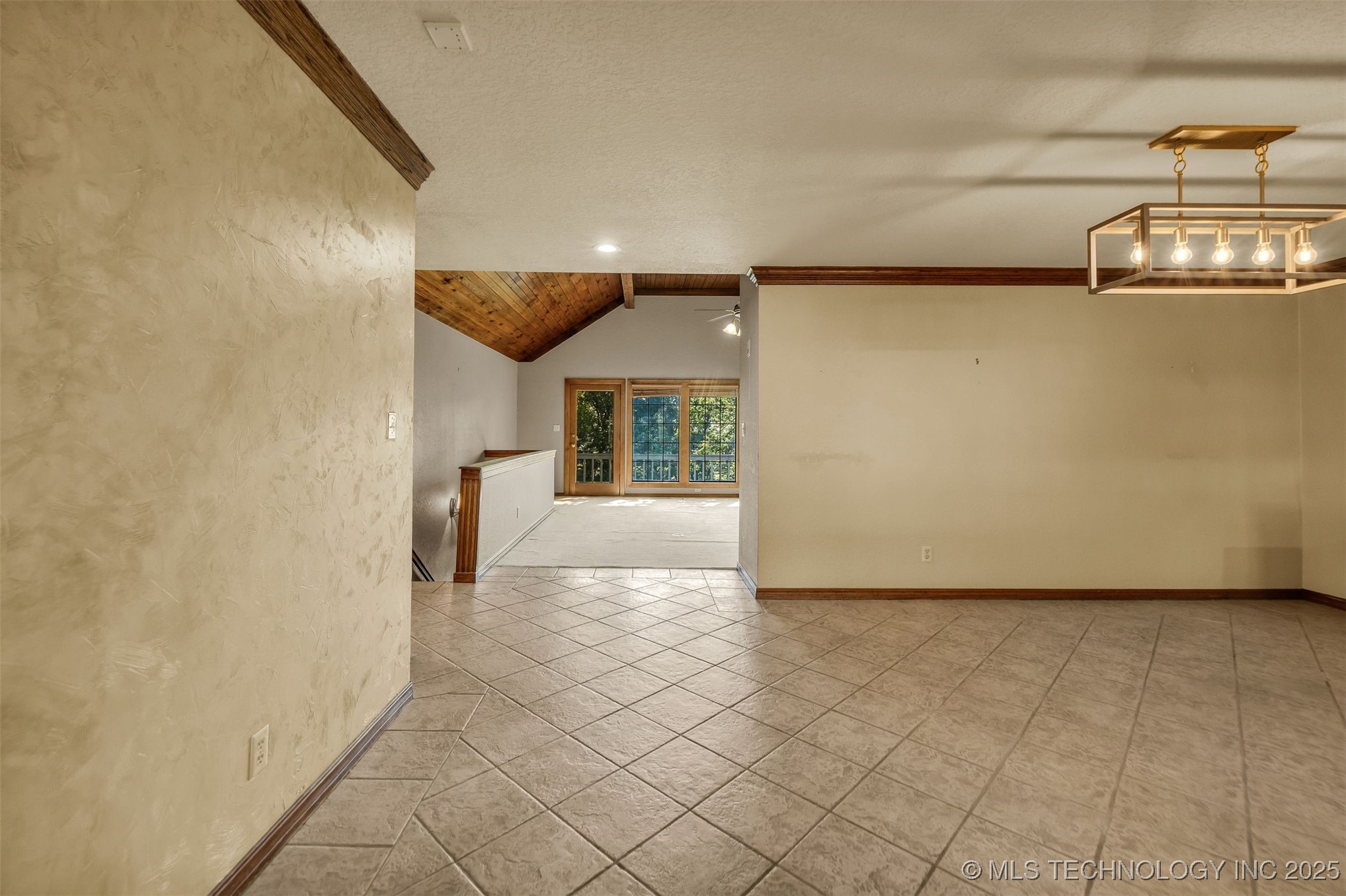 9513 S Lakewood Avenue