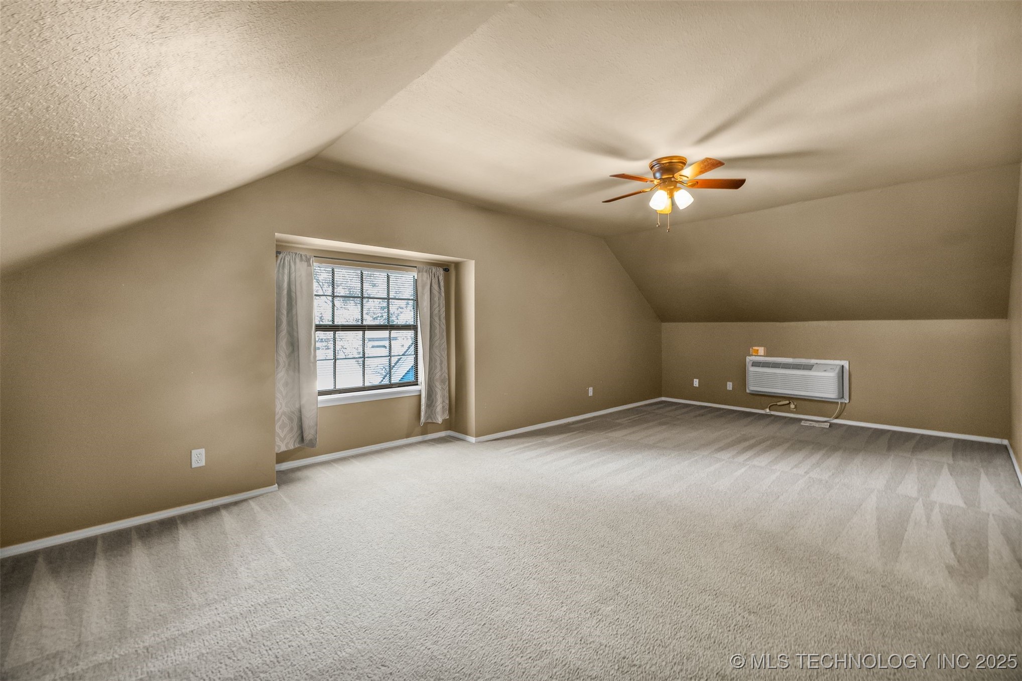 9513 S Lakewood Avenue