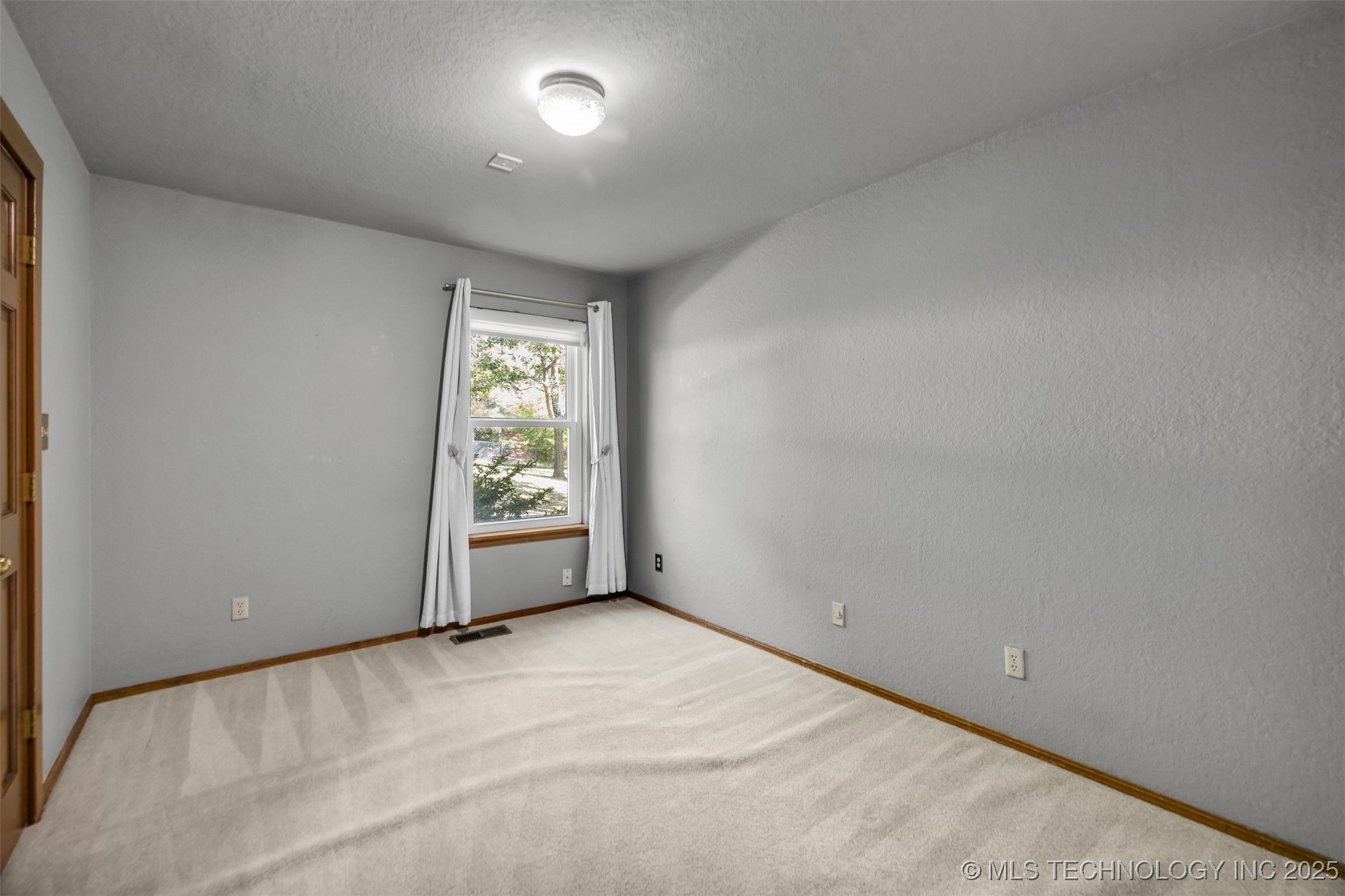 9513 S Lakewood Avenue