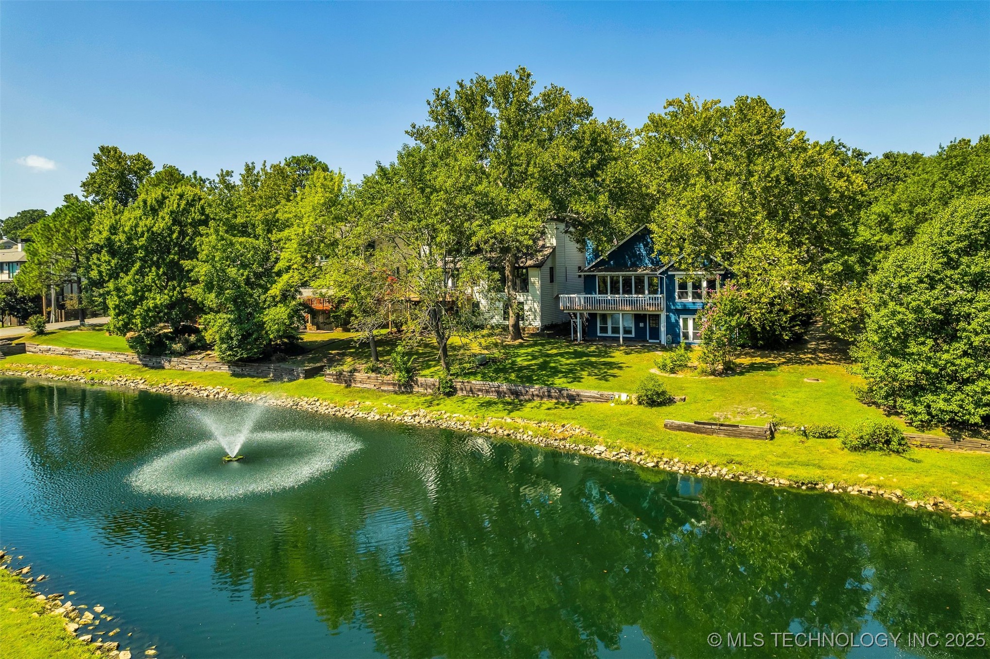 9513 S Lakewood Avenue