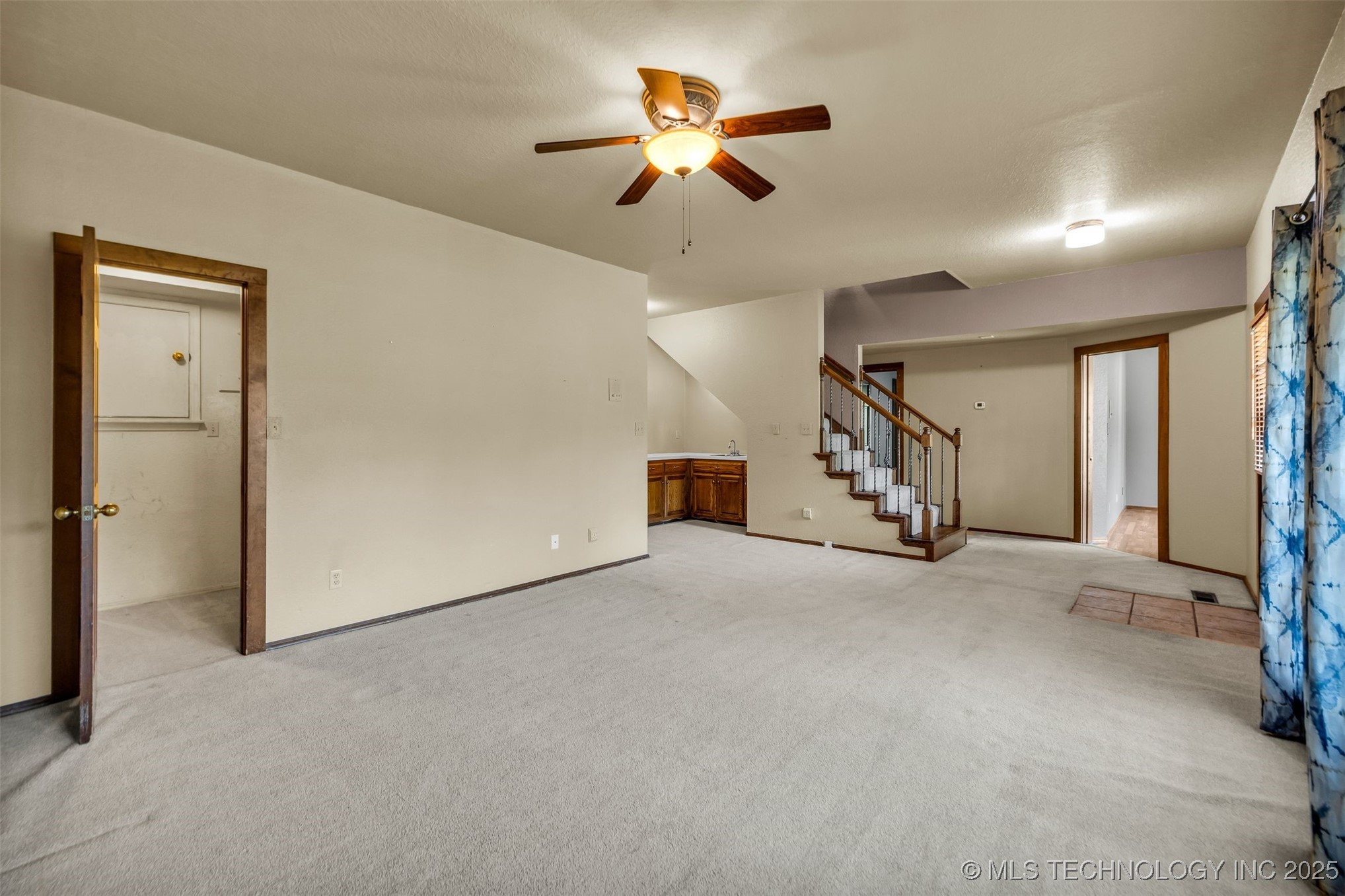 9513 S Lakewood Avenue