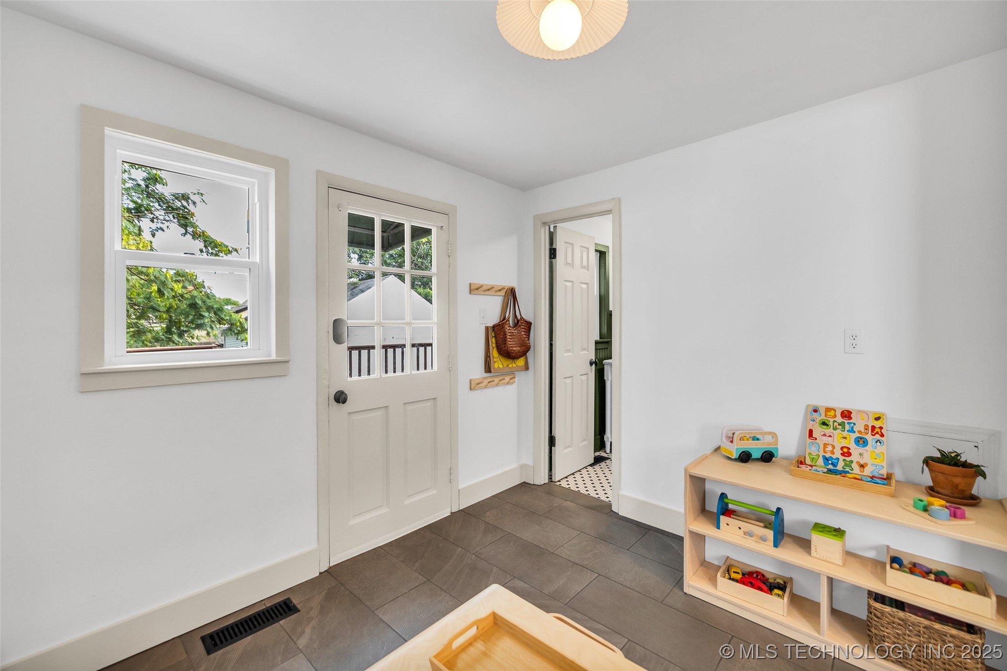 1343 S Florence Avenue