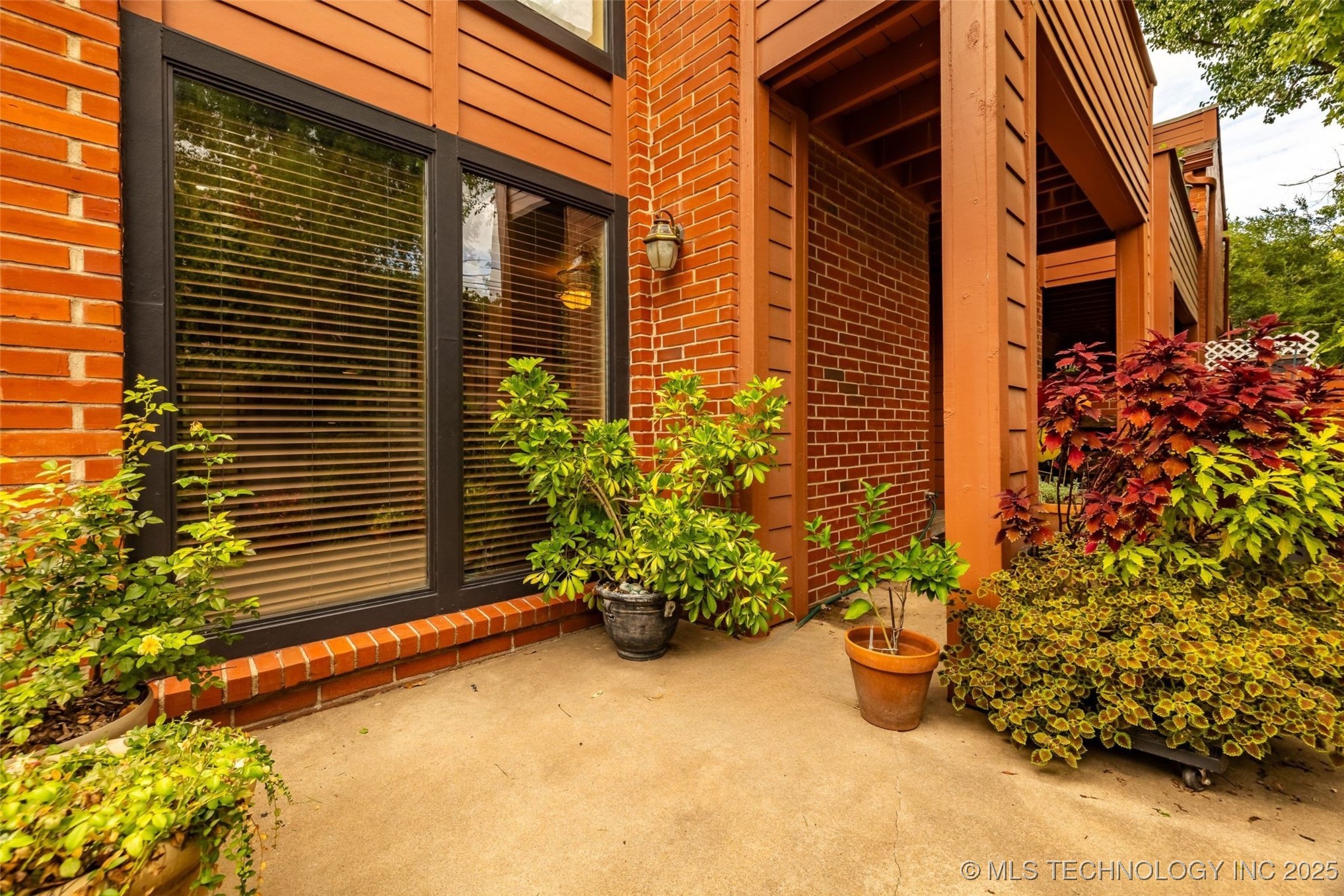 50 E Woodward Boulevard 1/100