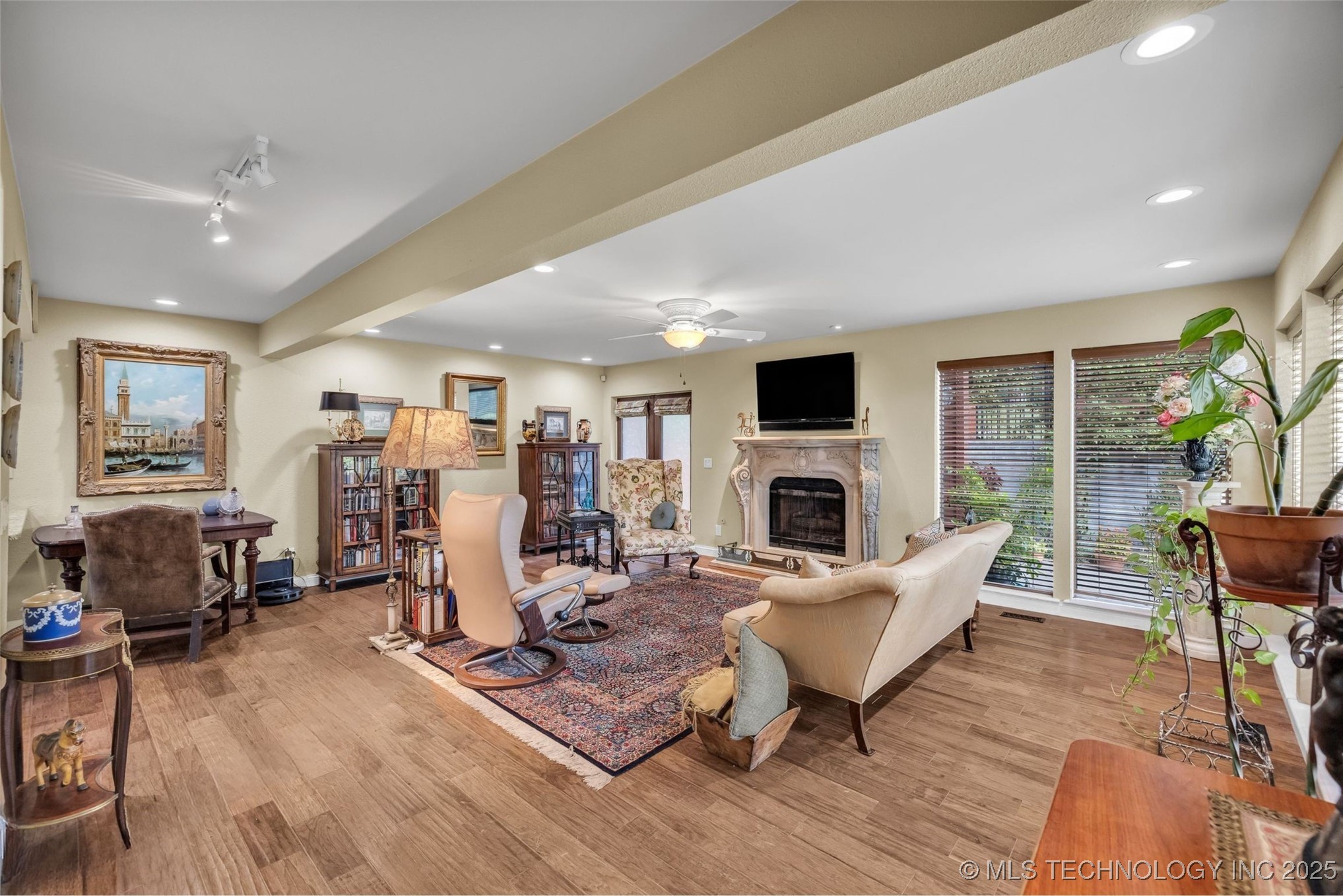 50 E Woodward Boulevard 1/100