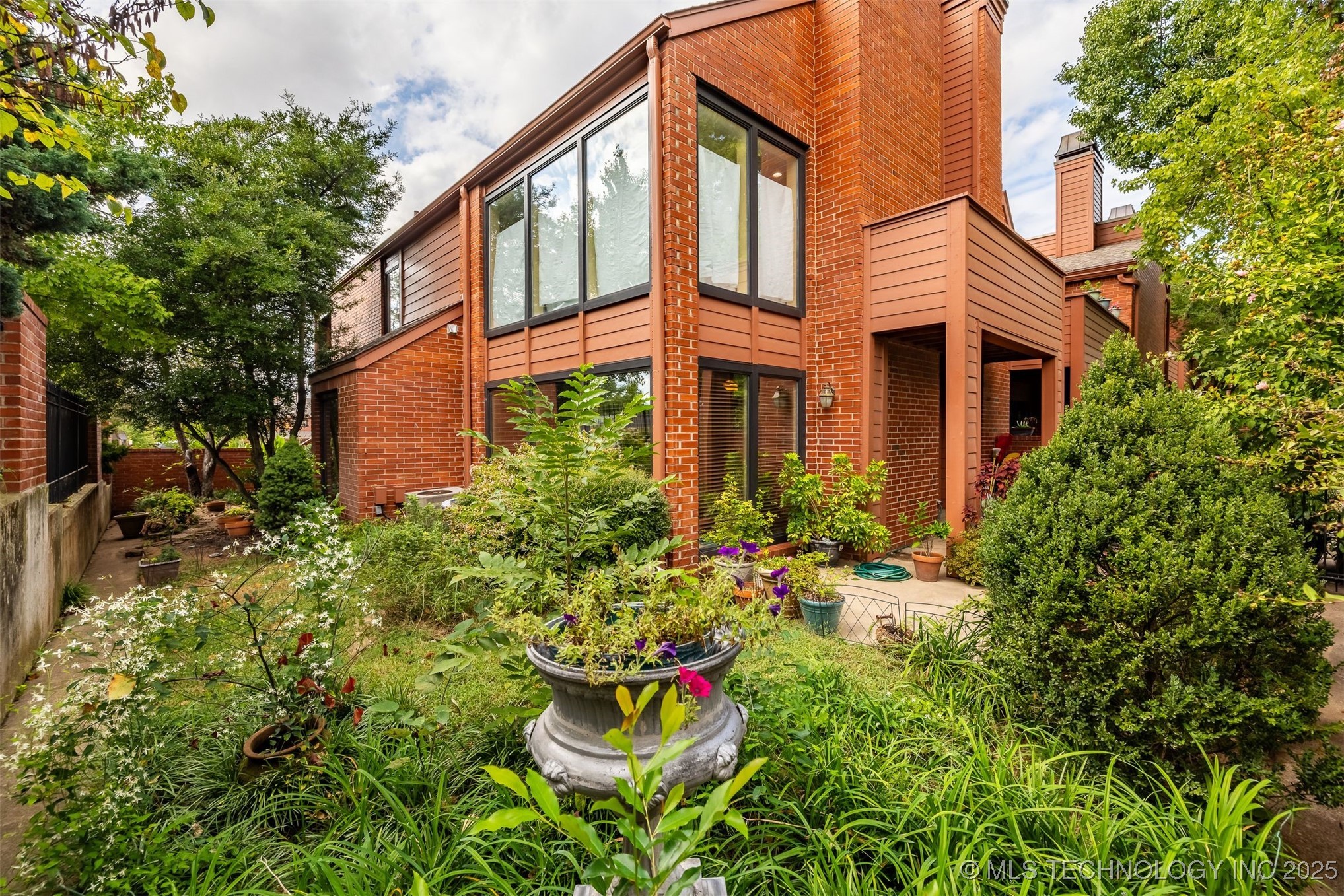 50 E Woodward Boulevard 1/100