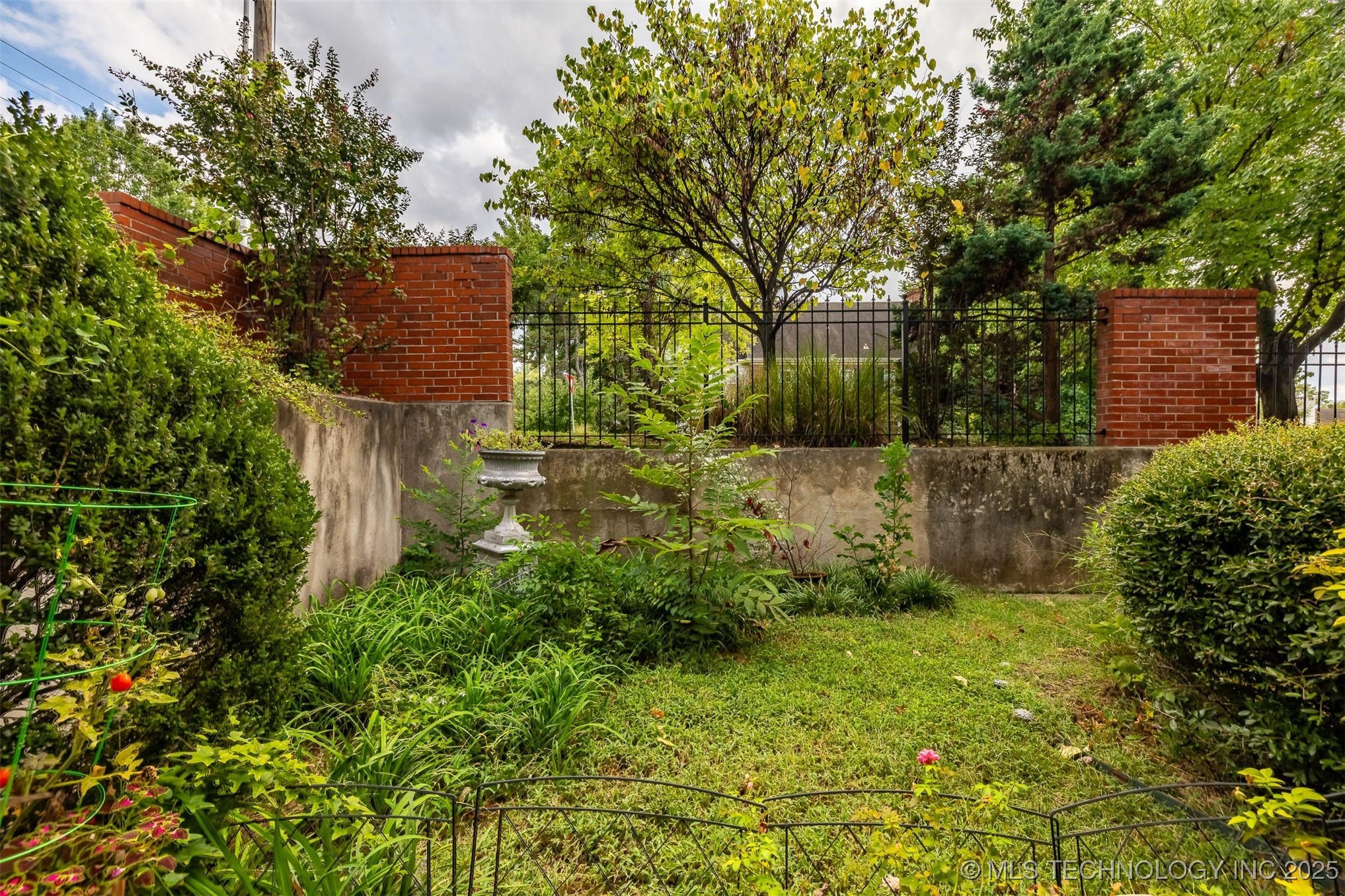 50 E Woodward Boulevard 1/100