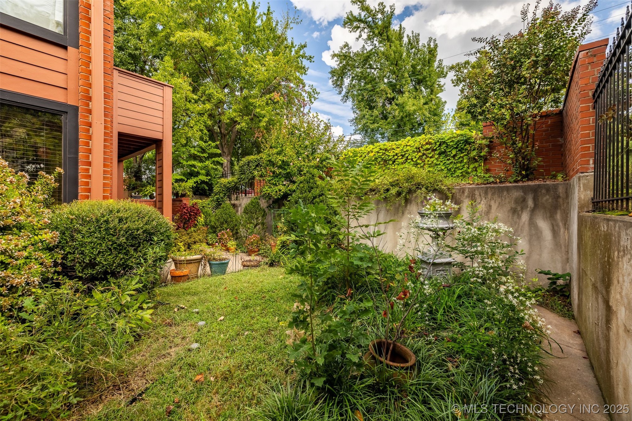 50 E Woodward Boulevard 1/100