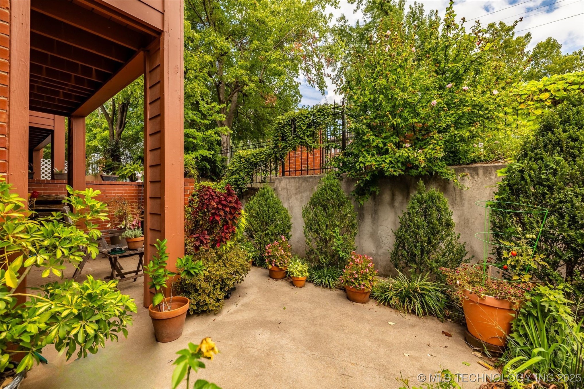 50 E Woodward Boulevard 1/100