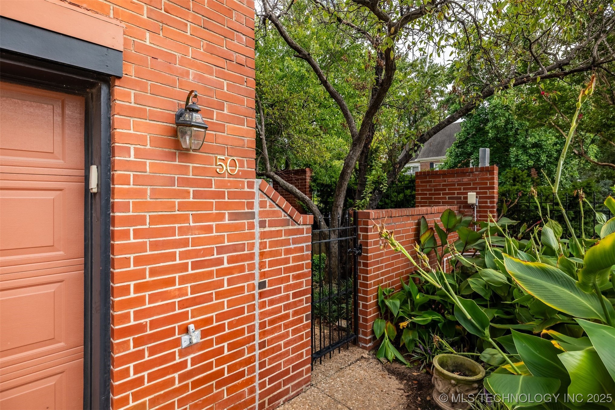 50 E Woodward Boulevard 1/100