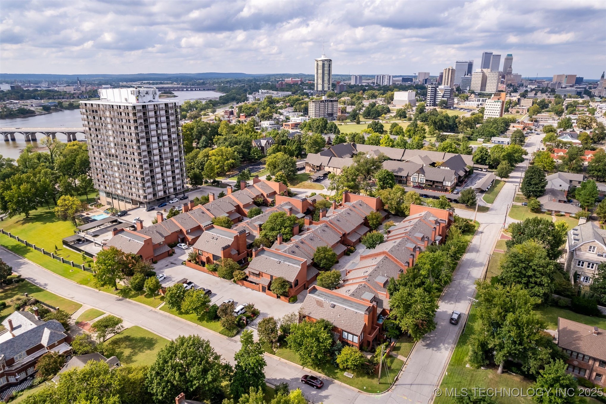 50 E Woodward Boulevard 1/100