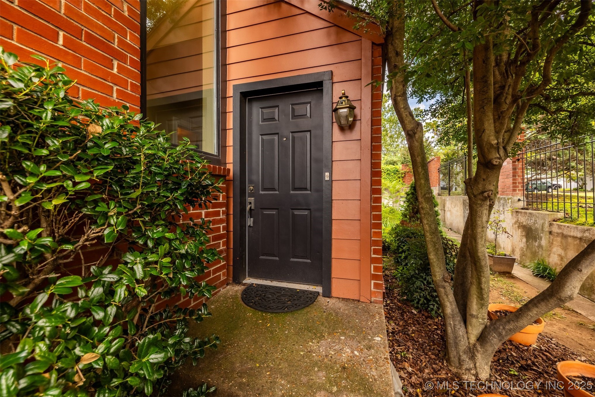 50 E Woodward Boulevard 1/100