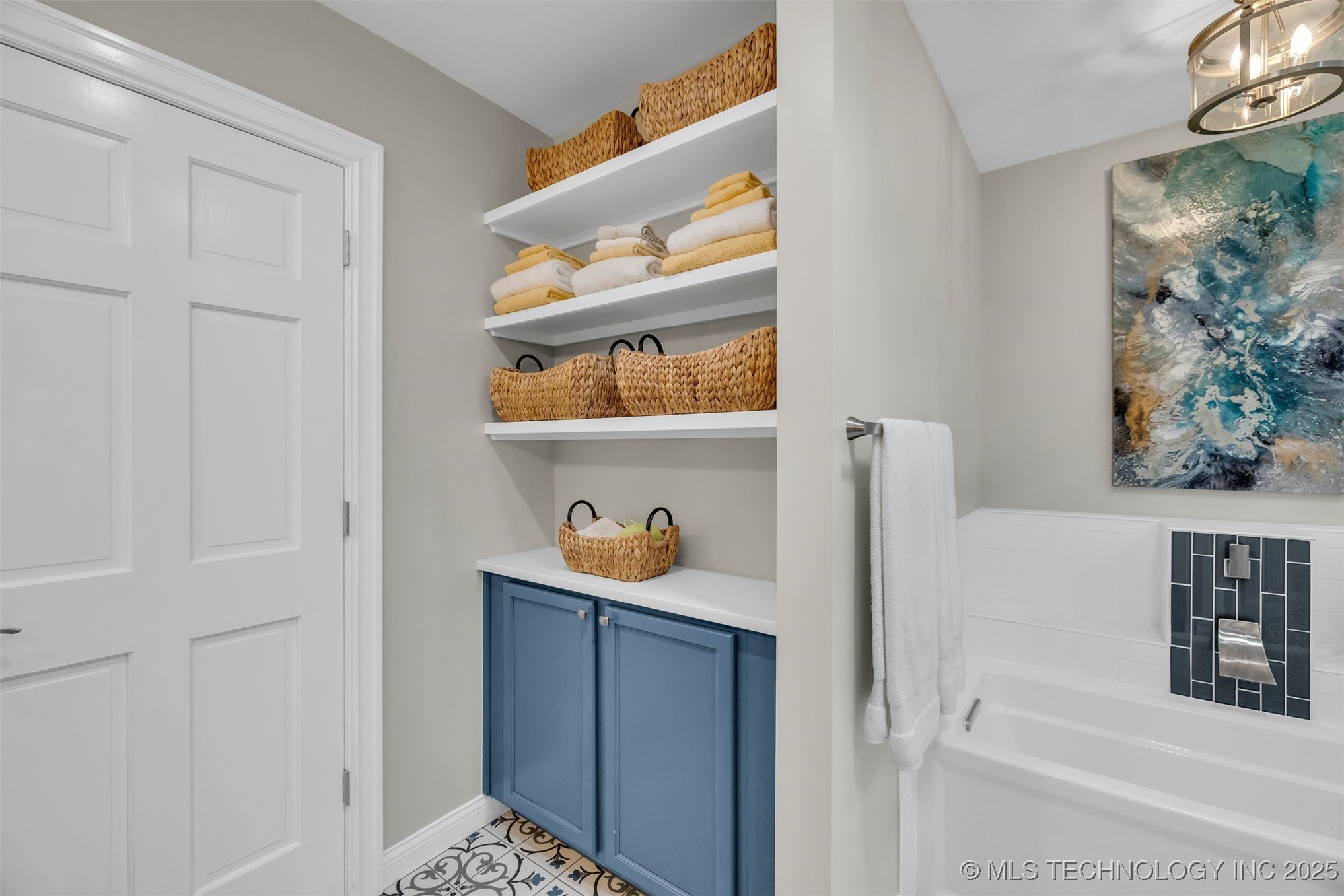 50 E Woodward Boulevard 1/100