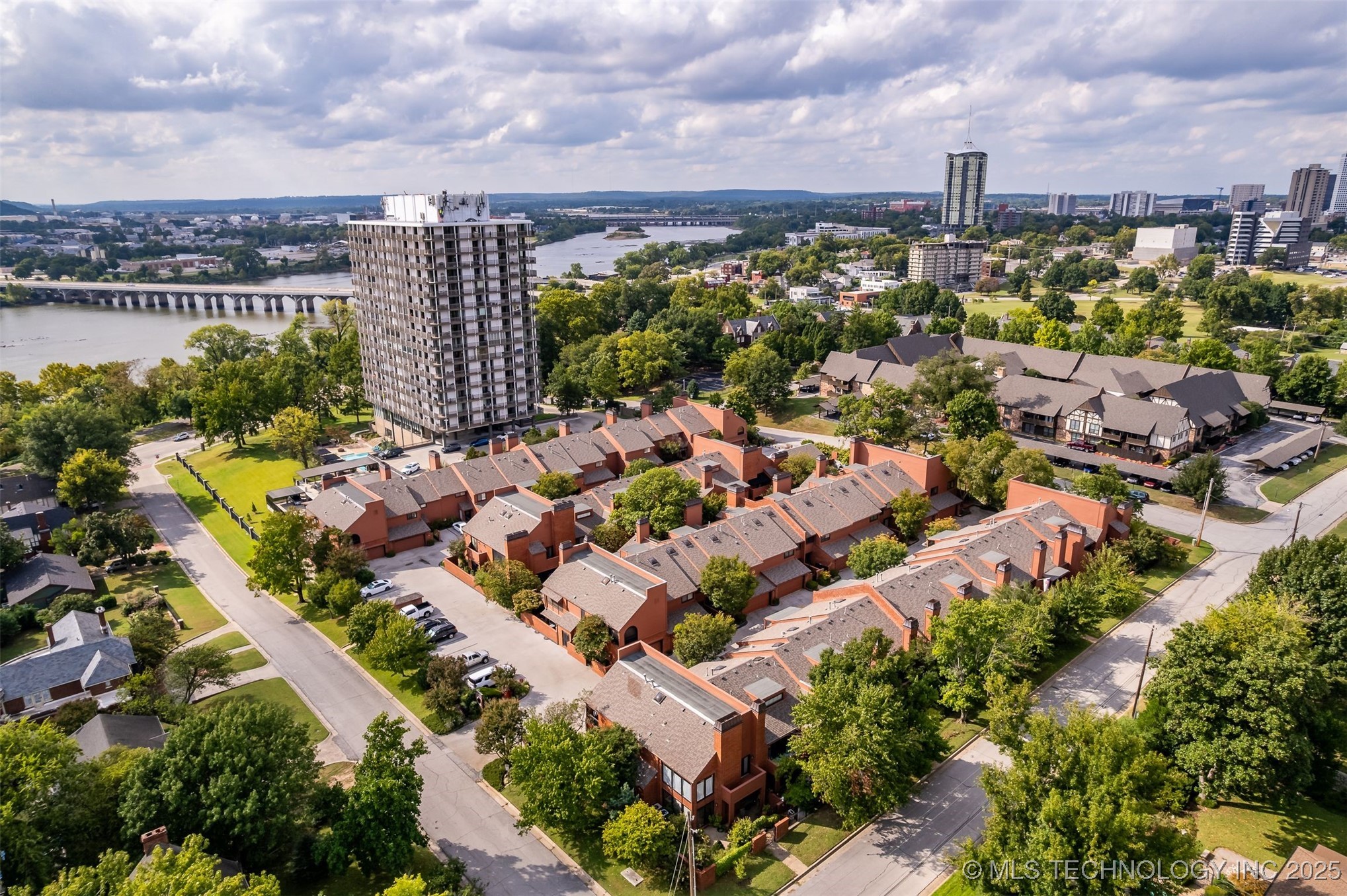 50 E Woodward Boulevard 1/100