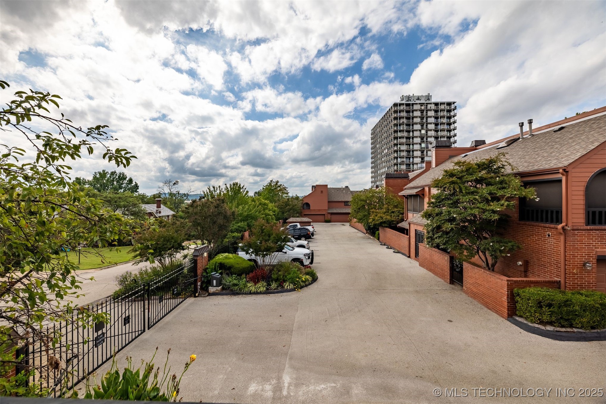 50 E Woodward Boulevard 1/100