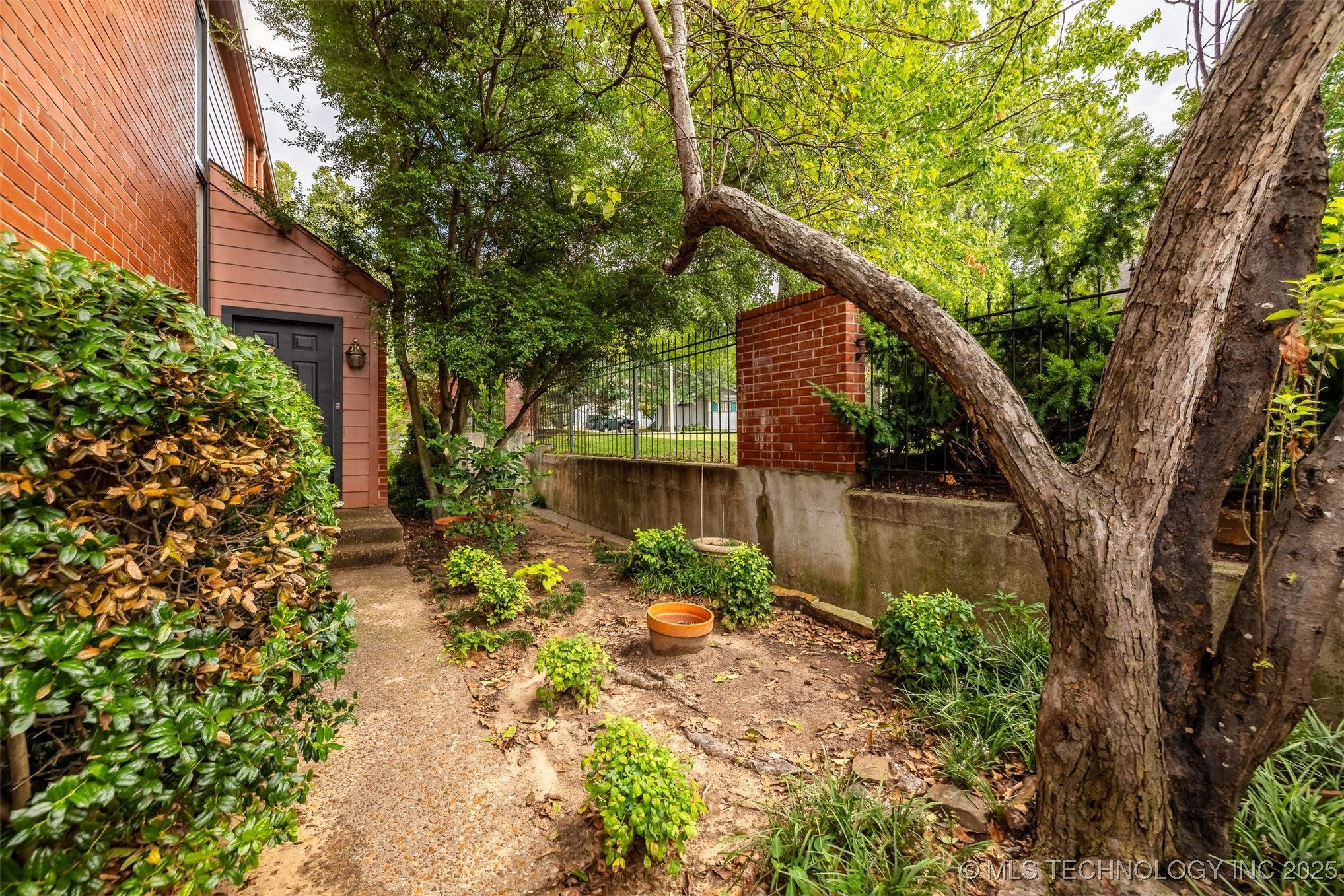 50 E Woodward Boulevard 1/100