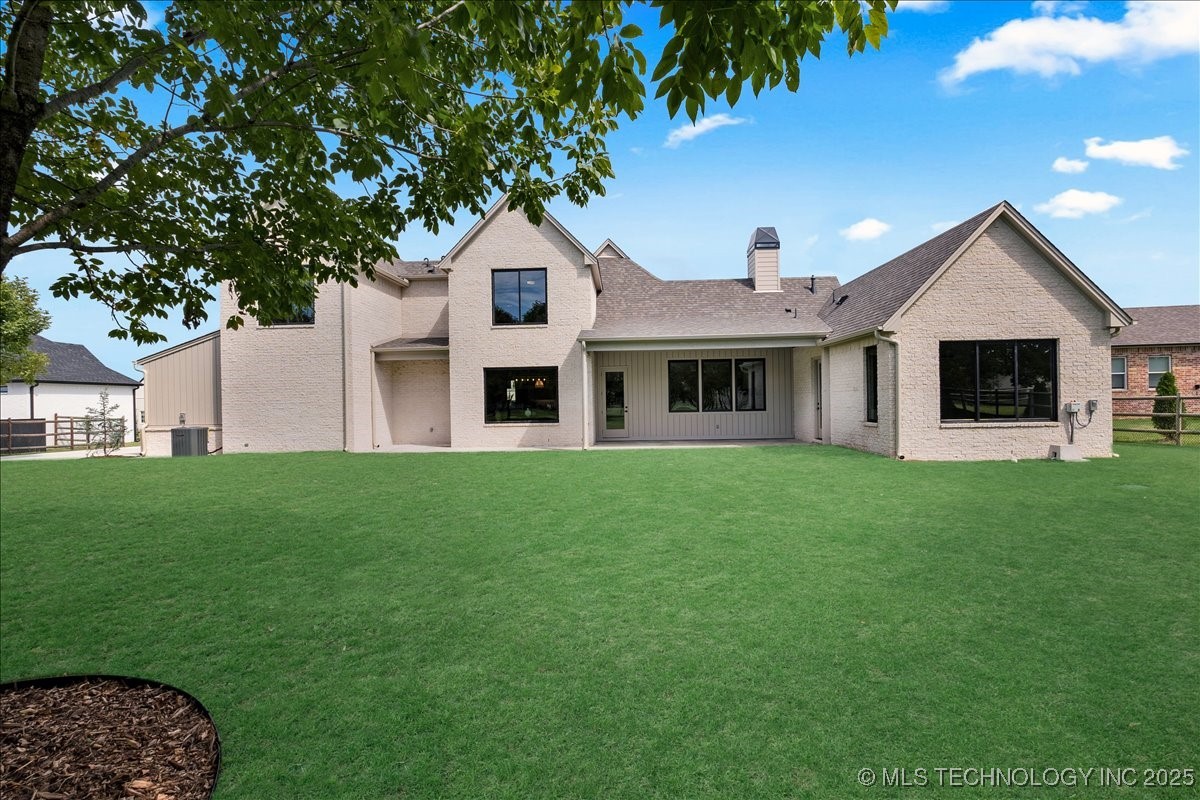 6334 N Dogwood Trail